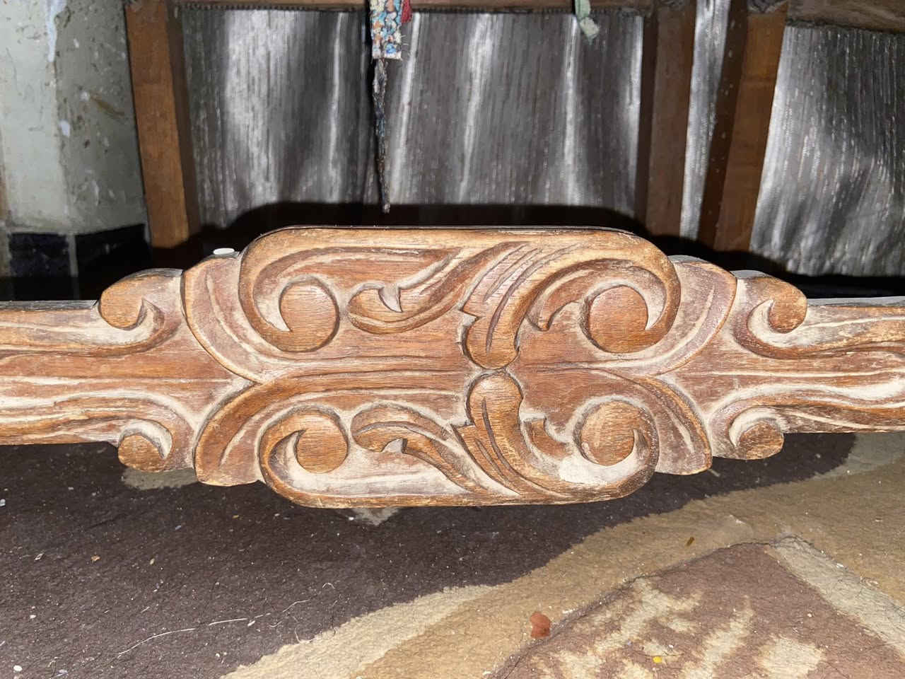 كراسي قديمه جدا خمسين سنه او اكثر لان مال اجدادي بس للامانة جددنه الدوشمة ووياهن ميزهن  كله خشب وتحفير
على وضعهن تراب لان بالمخزن
مع كرويت قديم


**إذا كنت صاحب هذا الإعلان وتريد حذفه لأي سبب، رجاءا أرسل رسالة إلى الدعم الفني**