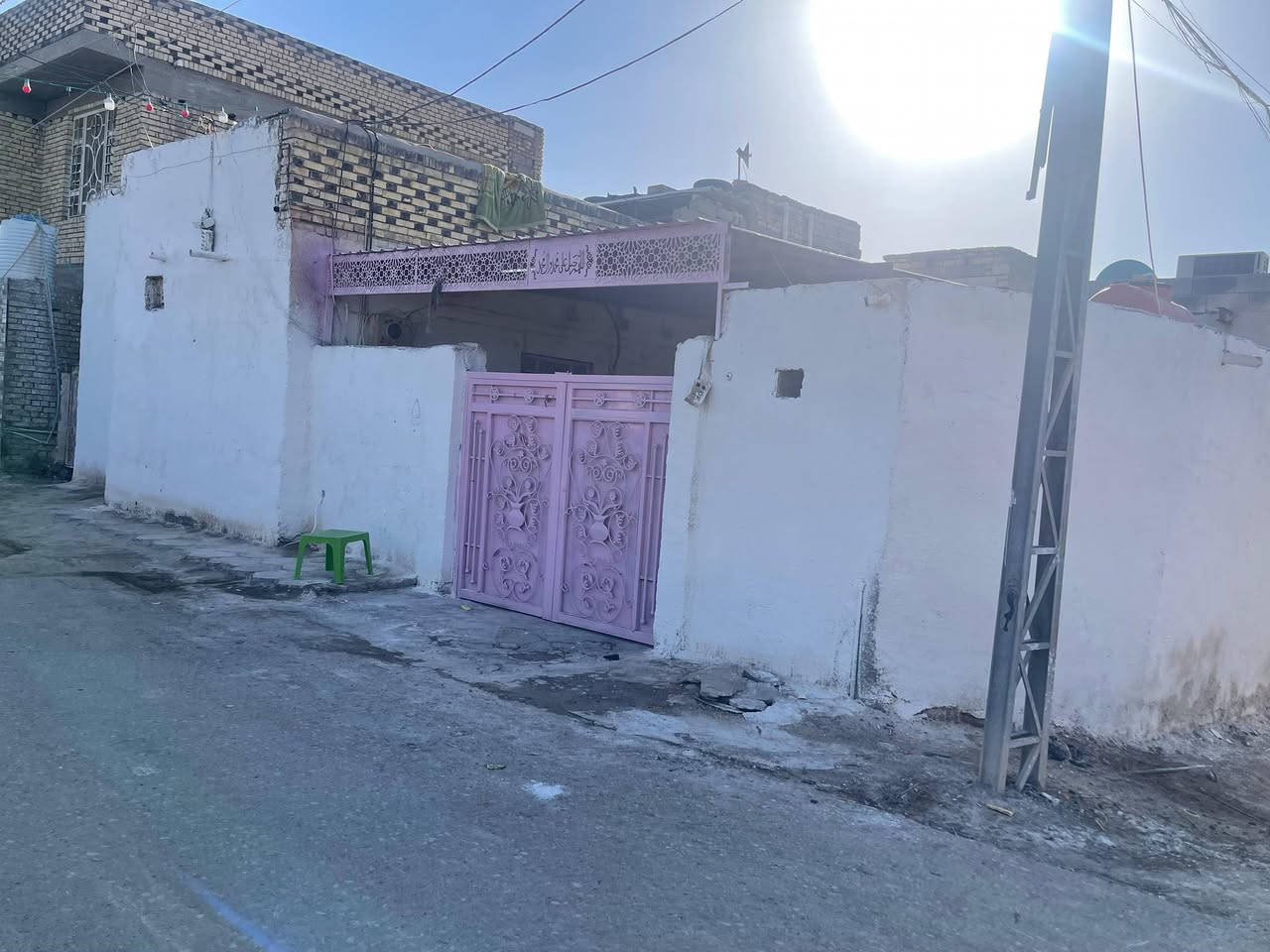 بيت للبيع ركن مساحة 200منطقة سليم على الشط تبليط ب باب متوفر كافة الخدمات ماء وكهرباء وتبليط بيت مجهز وكامل غرفتين وصالة وديوانية ومطبخ وصيحات وكراج سيارة  السعر 38 وبي مجال ***********
