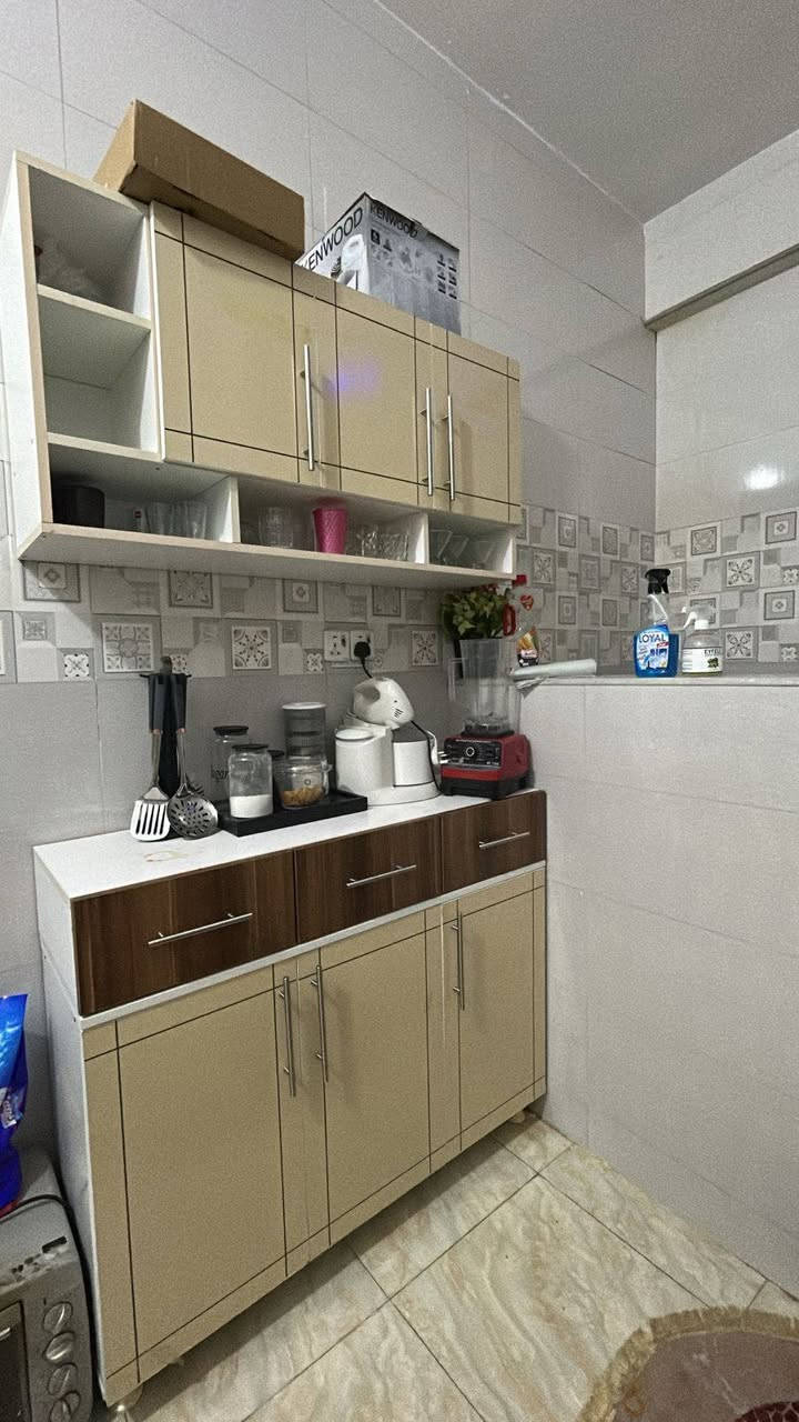 غراض للبيع استعمالهن شهر 
كاونتر خشب حطاطه 400
تخم 10مقاعد 325
الثلاجه 140
التواصل ع الرقم ***********
