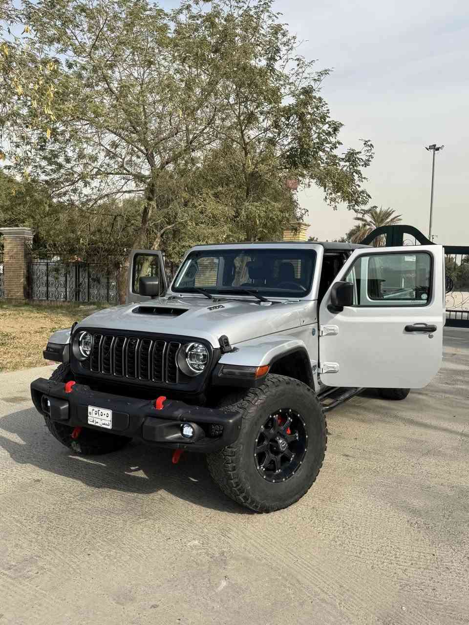 ارخص جيب كلادييتر بالعراق ‼️
النصبه تسولف🔥
موديل 2023 
محرك 3.6 
عليها ترفيع وتايرات جبلي
كامره خلفيه
تحكم دفع رباعي
منافذ كهرباء
انارات led
وباقي المواصفات معروفه
حادثها قطعتين جاملغ وبنيد بدون دواخل 
ايرباك دركه راجع سستم
السعر 240 وبي مجال 💸
مكان بغداد
***********
*********** واتس ☎️
