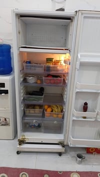 ثلاجة للبيع كريازي باب اول فول نضافة مداخلة تصليح عل فحص تاخذة سعر ٢٠٠...