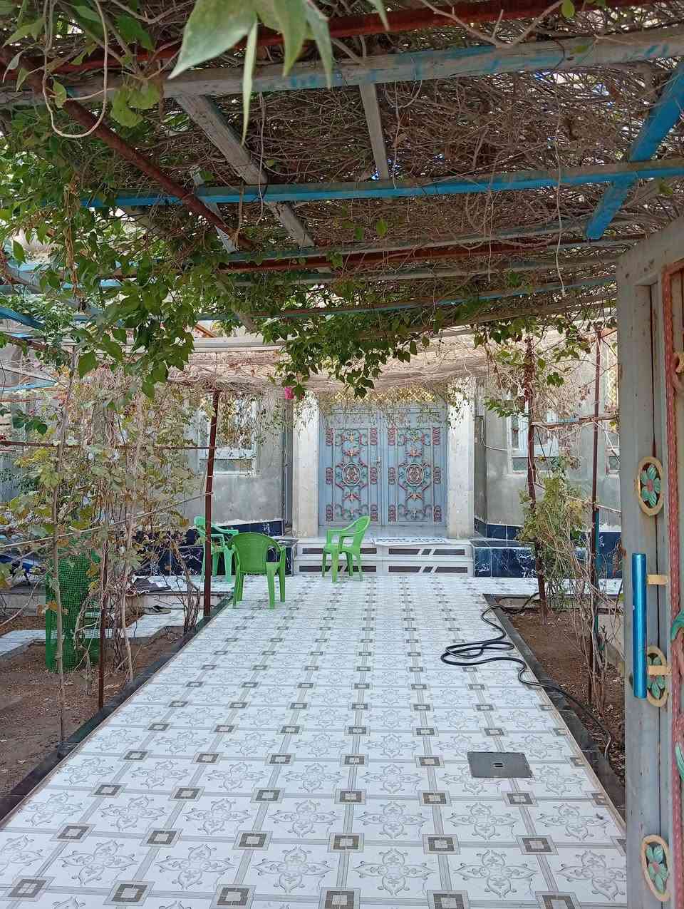 السلام عليكم بيت زراعي للبيع سوق الشيوخ حي الشموع على شارع 30 مباشرتآ المساحه 240متر يبعد عن شارع العام أقل ل150متر بناء طابوك كونكريت طابقين السعر 200مليون وبيه مجال الشراي يتصل ***********
