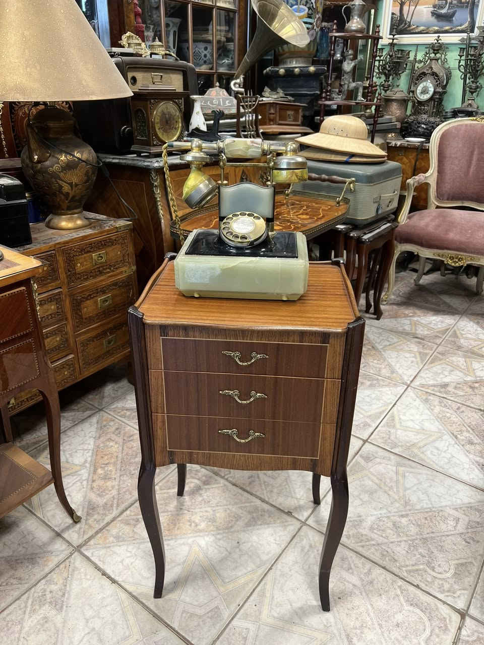 تشكيله انتيكات وتحف ونوادر 
*العنوان:بغداد الكسره قرب ملعب الكشافه داخل السوق الشعبي 
*للحجز والاستفسار عن الاسعار يرجى التفضل على الخاص ومراسله الصفحه او الاتصال على الرقم. ***********
*يوجد توصيل الى كل محافظات العراق 
*يرجى التاكد من الطلب قبل مغادره المندوب
#antique #انتيكات #تحف #نوادر #راديو #اثاث #كريستال #زوالي #كلاسيك
