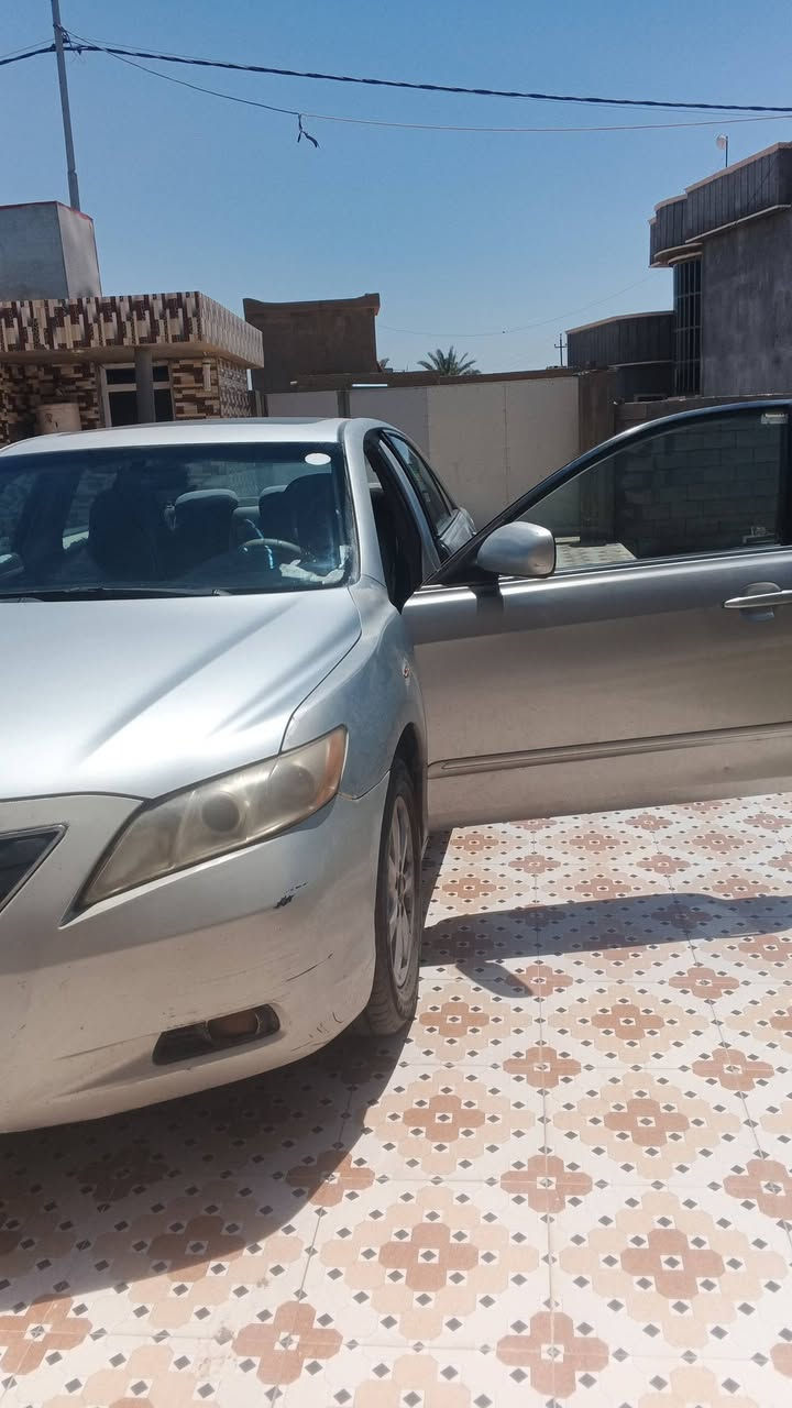 سلام عليكم من رخصت الدمن كامري خليجي موديل 2007 محرك 2400كير خير من الله مصبوقه حزام بيه ضربه بقبق البانزين بدون دواخل سياره بسمي تحويل ثاني يوم بيه اثر جراد كلش بصيط سعر 77وبيه مجال مكاني الانبار رمادي  ترهم مراوس حسب القناعه  رقم الهاتف ***********
