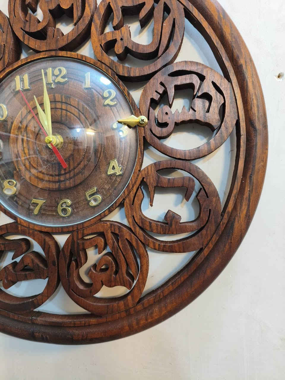 ساعه خشب ايات قرأنيه عل داير عمل يدوي قياس ٣٦ سانتيم مكاني بغداد *********** يوجد توصيل

