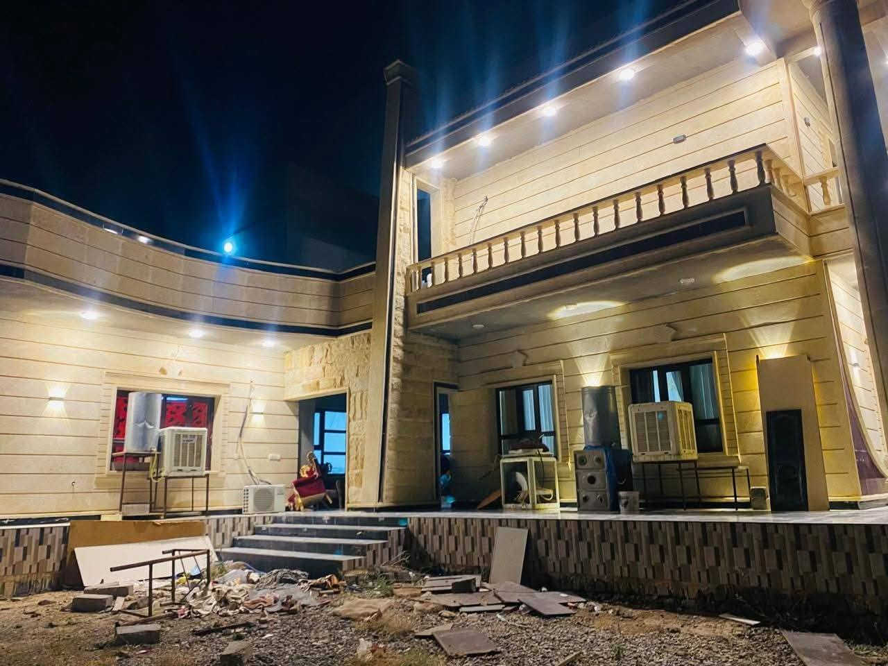 السلام عليكم البيت للبيع على طريق السكنية _الشرقاط مساحة الارض 4500 متر يتكون البيت من 5 غرف سويت 3فوك و2 جوه ربعه 10×5+غرفه طعام + هول + مكعاد مطبخ حار و مطبخ ثاني كبير 
 ***********
مو شراي لاتخابرني
السعر 275 مليون
