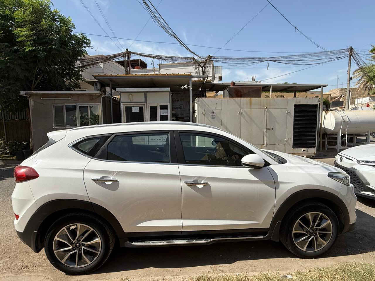 السلام عليكم
توسان 2018 خليجي 
ماشيه 65كيلومتر 
سيارة جديده جدا عل وضع الشركة مكفوله من كلشي عدا رصعه بالبنيد باقيه عل وضعها ومرفقه بالصور 
السعر 195 وقابل للتفاوض 
مكان السياره / بغداد
للاستفسار /  ***********
