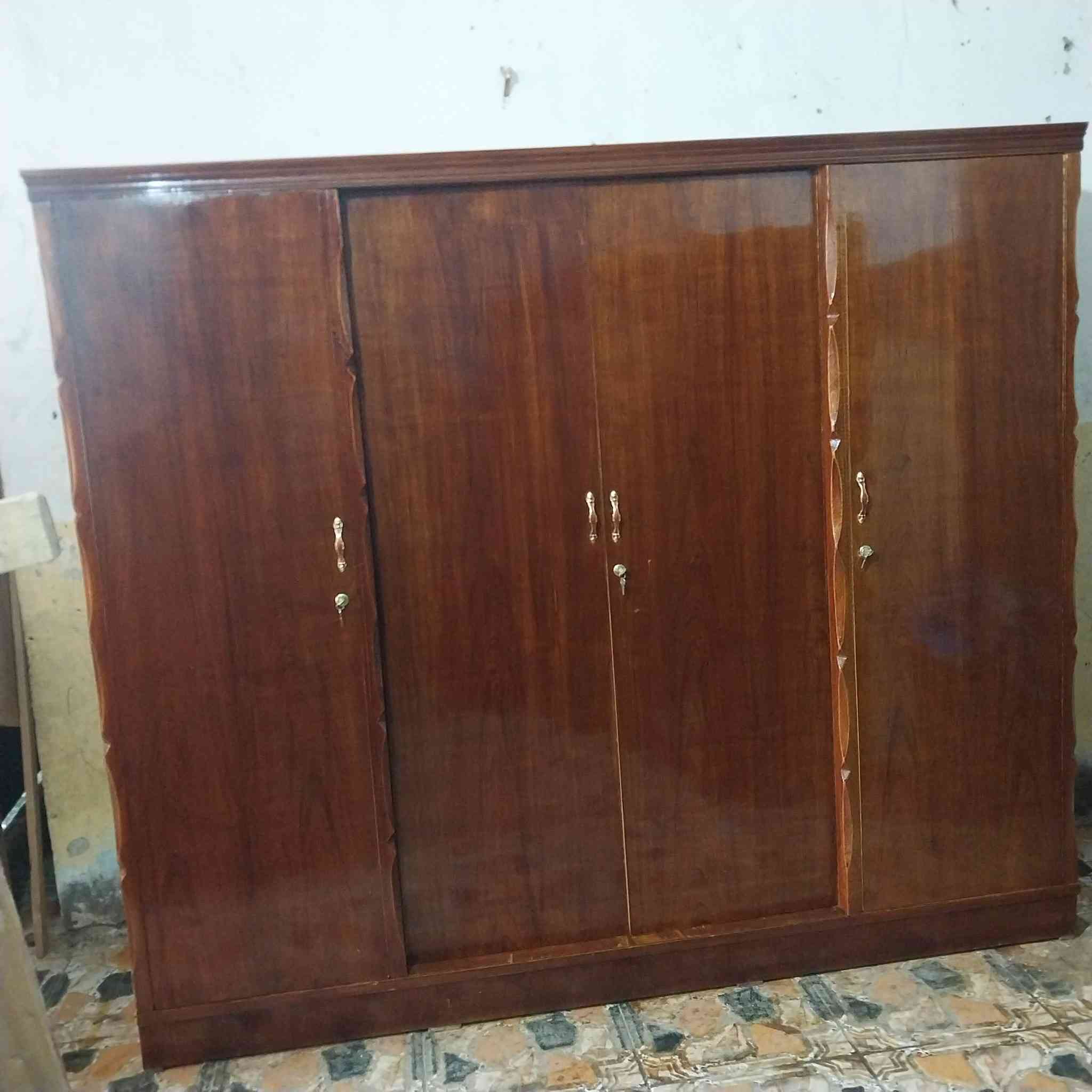 للبيع كنتور ابو ٤ ابواب خشب صاج ثقيل درجه اولى سعر ٢٠٠ ستفسار ***********
