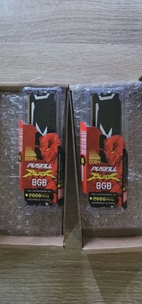 ذاكرة وصول عشوائي (RAM) من نوع DDR4 بسعة 8 جيجابايت.تنتجها شركة PUSKIL...