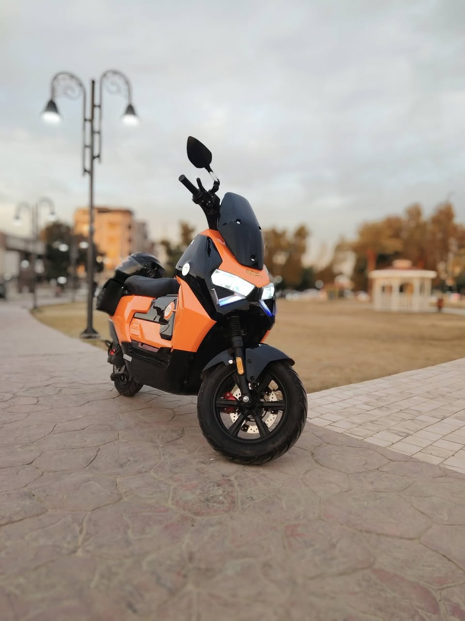 دراجة سيزر ليو للبيع
المواصفات
بطارية ليثيوم 50 امبير فوسفات الحديد
سرعه تصل الى 100
تقطع مسافه بلشحنه الواحدة تصل الى 120 كيلو متر
شكل مميز ولون مميز
تحتوي على بصمة وكرت وسويج 
نظام abs
نظام حماية قفل
نظام تثبيت سرعة
نظام 3 سرع
نظام p
نظام الرجوع الى الخلف
نظام قراءة الاعطال
تحكمات ضوئية
دبل اشارة يمين يسار
لايت زنون عالي
اضاءة ملونة خلفي وامامية
بريكات دسك
وصل الشراء موجود 
العنوان بغداد القاهرة
للاستفسار ***********
رجاءآ الميعرف سعره لايتصل
