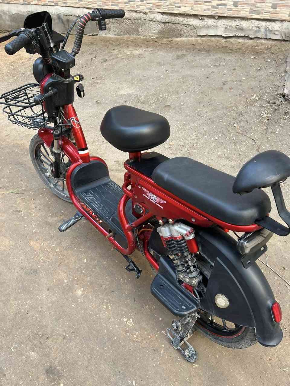 السلام عليكم باسكل شحن للبيع جداً نظيف استخدام اقل السنه مثل ما موضح بالصور كلشي شغال اشاير لايت هورن شحن فول شاحنته موجودة بس  خلي اكون صريح اوياكم علمود الشخص الي يريد يشتري يكون علئ بينه مثل ما تعرفون البطاريات كل سنة لازم يتبدلن هسا بطارياته نص عمر يعني يمشي 30 هسا والباقي كلشي بي جيد جدا العنوان كربلاء باب بغداد قريب علئ فندق البارون رقم الهاتف *********** السعر 225 بي مجال بسيط حك الجيه
