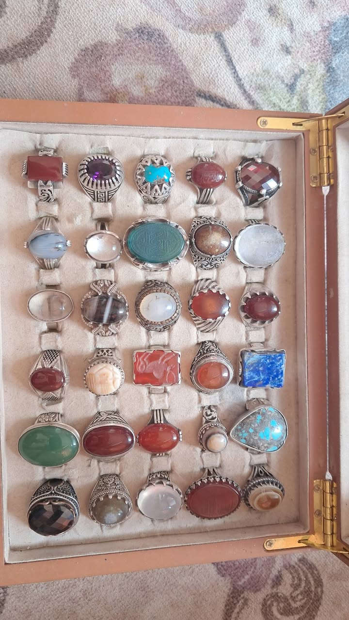 سلام عليكم.. محابس فضه 30 محبس ابيعهن شلع.. مابيع مفرد 
المحبس على 28 قفل.. بيهن ثقيل وبيهن وسط وصغير.. 
عنوان بصره.. توصيل عندي ***********
