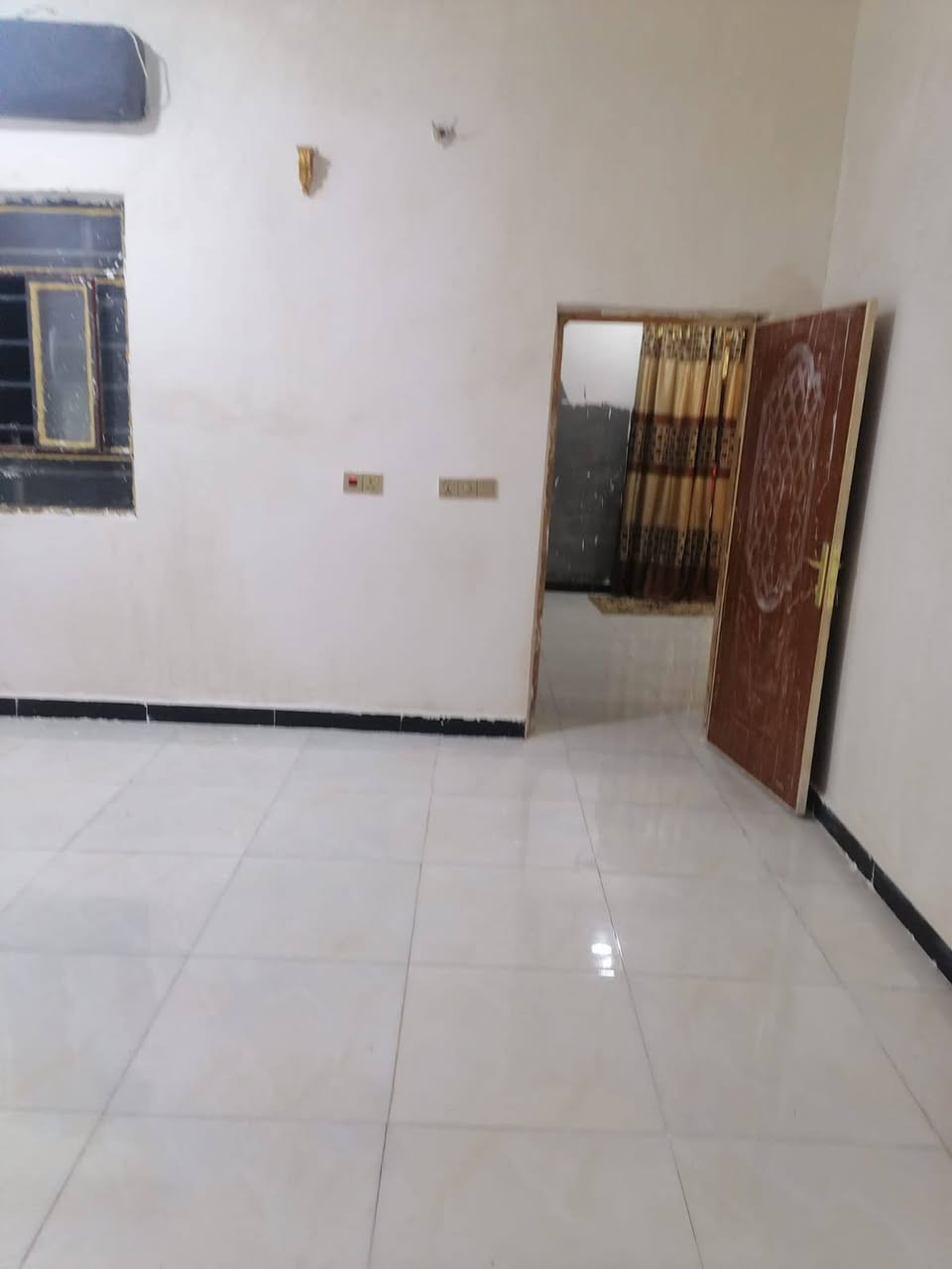 السلام عليكم ورحمة الله وبركاتة بيت 200 متر للبيع غرفتين وصاله ومطبخ او صحيات السعر 25 مليون مكان البيت منطقه سيد خضير باقي التفاصيل عل هاذه الرقم ***********
