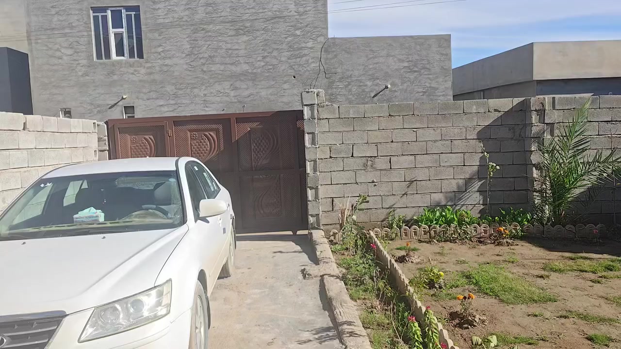 سلام عليكم بيت للبيع
مساحة الارض600 /4غرف نوم  الفوگ8×4 والجوه5×4 
بيت كامل مطبخ حار بارد صحيات خارجيه مع حمام. وصحيات داخليه عدد2 مع حمامات. ربعه8×4.وحياكم البيت سعره80 وبيه مجال ***********
