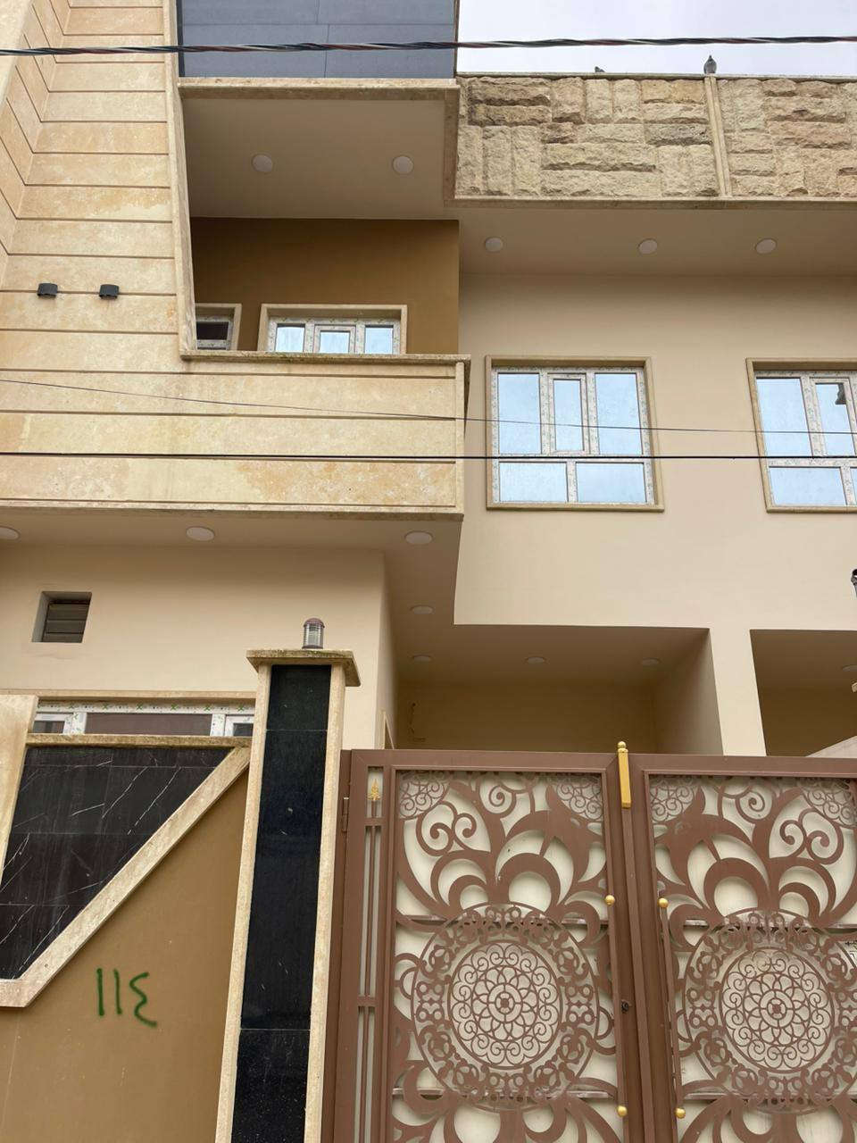 دارن تؤام للبيع 🏠🏠

الموقع 📍 حي الصديق الثانية خلف جامع الطيار 🕌

بناء حديث زيرو تسليم فوري فارغ 🔑 

المساحة 110 متر كل دار ❇️.       واجهة 5 ونص ✨ 

شارع تبليط بعرض 12 🛣️ 

اتجاة الدار شروق ابتدائي 🌤️

تفاصيل الداران طابقين كاملة ✅ 3 غرف نوم 

👈الطابق الارضي/ مكون من/ غرفة نوم/ هول مفتوح استقبال/مطبخ/ صحيات/كراج ✨ 

👈الطابق الثاني/ مكون من/ غرفتين نوم/ هول/ صحيات/ بيتونة ✨ 

نظام دكتات وسبالت سقوف ثانوية كما هو موضح بل الصور 📸 

للاستفسار اكثر عن العقار الاتصال على الارقام التالية 👇 

***********.📱 *********** 📱

السماك لتجارة العقارات 👉 

 عنوان المكتب 📌 حي الصديق بعد مرطبات البحرين سائدين الصديق الرئيسية مقابل مدرسة تبارك الاهلية 👍

