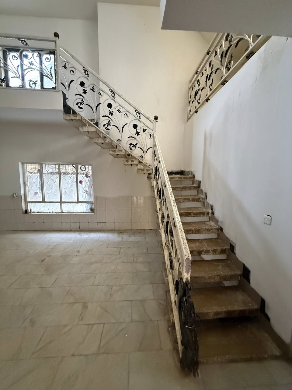 🏠/ دار للايجار تجاري او سكن المساحة ٢٠٠ م 

بناء نظيف جددداً 

الطابق الاول / مطبخ . هول . صالة . مجمع صحيات . گراج . صحيات خارجية

الطابق الثاني / غرفتين نوم . هول . مجمع صحيات 

الموقع / سنتر على شارع الحسينية مقابل ميني ماركت للتسوق 

للاستفسار عن السعر مراسلة الصفحة او مراجعة 

#بشار_للعقار_والمقاولات بداية شارع الحسينية من جهة شارع ٦٠ 

***********      ***********
