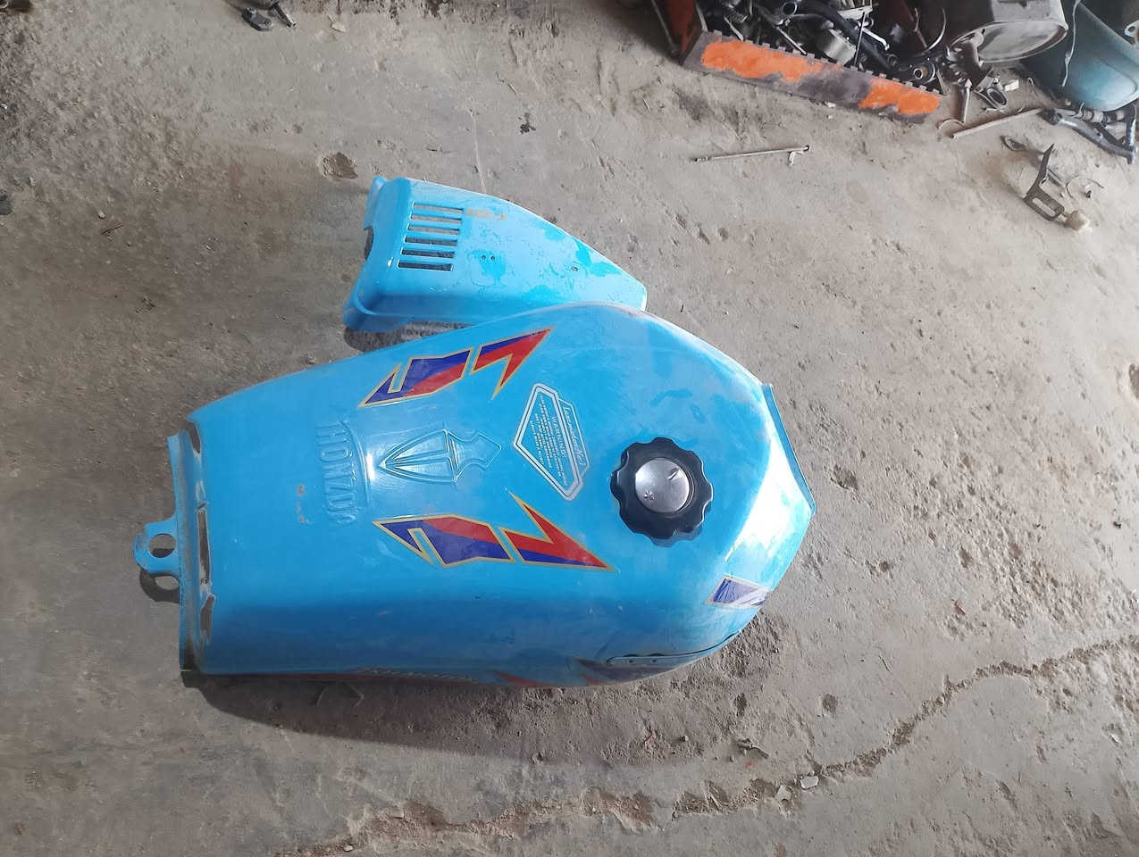 تانكي او صفاحيه وحده تانكي جديد بي حنفيه او طوافه مال بانزين بس شد السعر 25 الستفسار ***********
