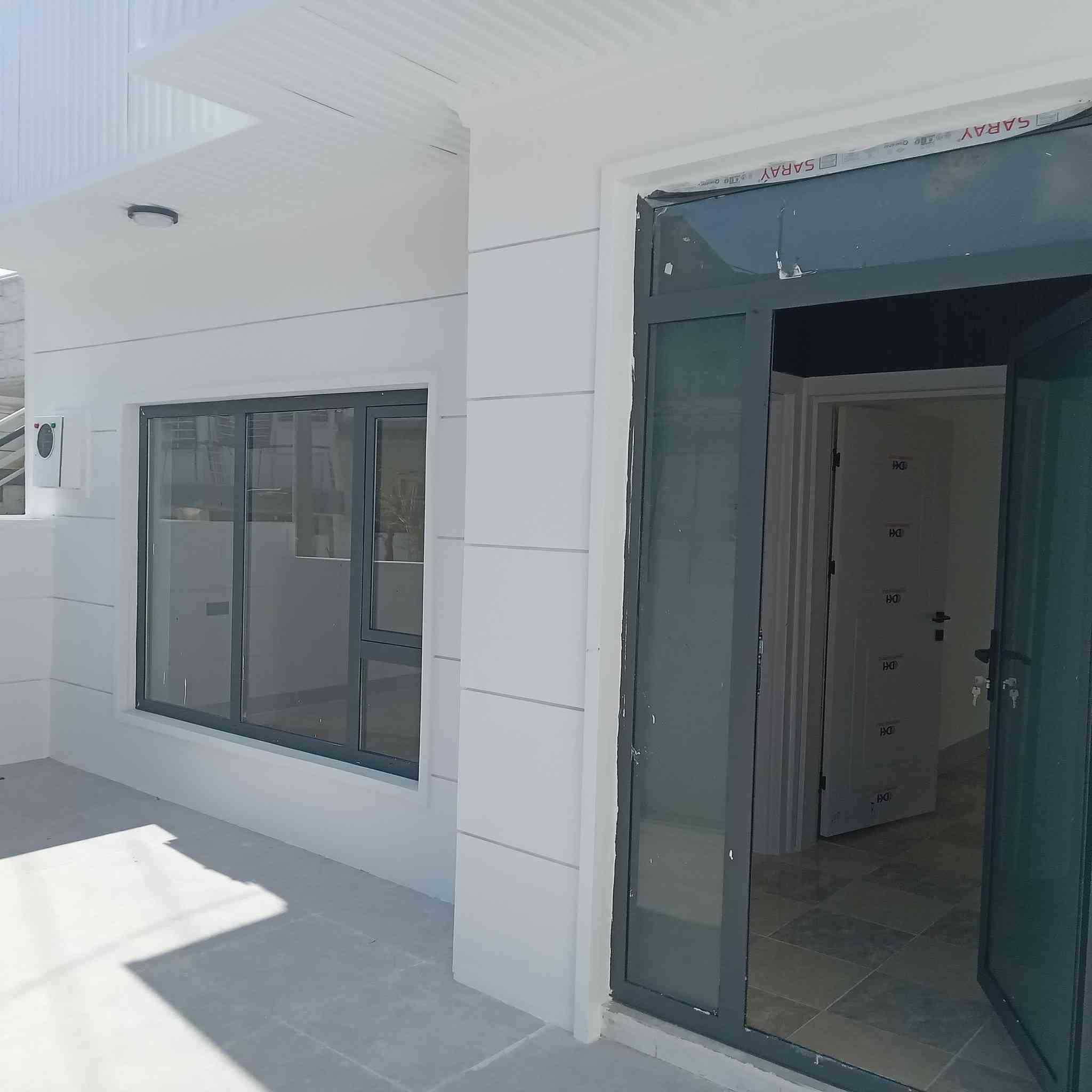 ئەم خانووە بۆ فرۆشتن لە بەکرەجۆ
ڕووبەری خانووەکە 180 مەتری تاپۆیە
ڕووی ڕۆژهەڵاتە
خانوەکە پێکهاتووە لە دوو ژووری نوستن و میوان و مەتبەخ و موساعید وهۆڵ و موشتەمەلات و هەورەبانێک 
خانووەکە دەکتی موبەریدەی بۆ کراوەو سەقفی کنافە
نرخی ئەم خانووە 10 دەفتەر و معامەلەیە
بۆ زانیاری زیاتر پەیوەندی بکەن بە نووسینگەی نوێ بوونەوە ***********
