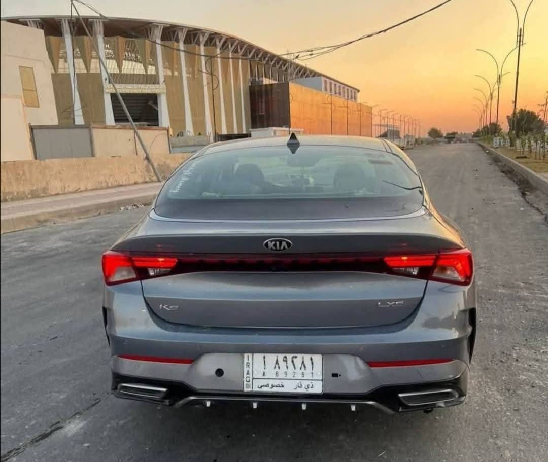 السلام عليكم... 
* كيا... K5 
* موديل 2021
* وارد أمريكي حادثها خلفي بدون تبديل فقط ضربه خفيفه صور الحادث مرفقات بالمنشور 
* محرك 1600تيربو 
* 4مودات قياده
* بصمه تشغيل عن بعد
* بصمة أبواب 
* سستم صوت كامل 
* قياده ذاتيه
* تحديد مسار
* كشنات مخمل بلاد
* شاشه كبيره
* تخم تاير جديد
* كامره اماميه وخلفيه 
* رادارت 4 جوانب
* مانع انزلاق
* مساعد بقاء في المسار
* نظام مكابح تالقائي للطوارئ
* مكينه وكير وحداديه مكفولات
* تبريد ماشاء الله ثلج 
* حساسات اماميه وخلفيه
(رقم السياره ذي قار معوقين عندي وكاله عامه بأسمي)
 مكان السياره ناصريه مركز
السعر  ١٦٠ ورقه... مع مجال القليل 
رقم الهاتف ***********
