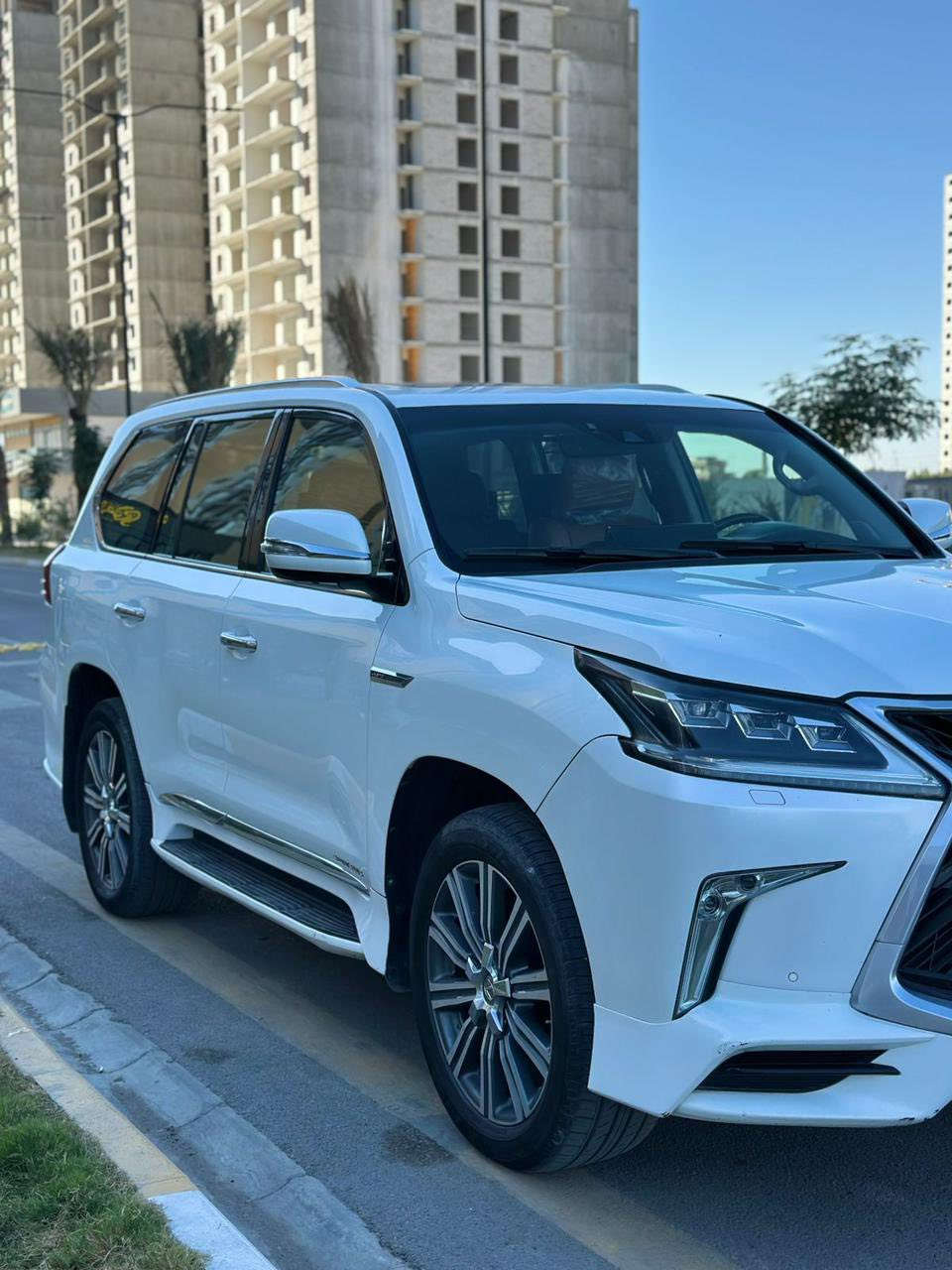 السلام عليكم
لكزز 2017 LX570 للبيع فقط
خليجية سبورت بلص السيارة بدون صبغ نهائياً فقط بيها مكانين تكحيل فقط
السيارة على ايد وحدة صيانة كاملة بالشركة 
ومابيها اي نقص جاهزة من كل النواحي
ماشية 114 الف كيلو 
مكان السيارة بغداد / حي الحسين بيع فقط *********** سعر 60 فيها مجال
