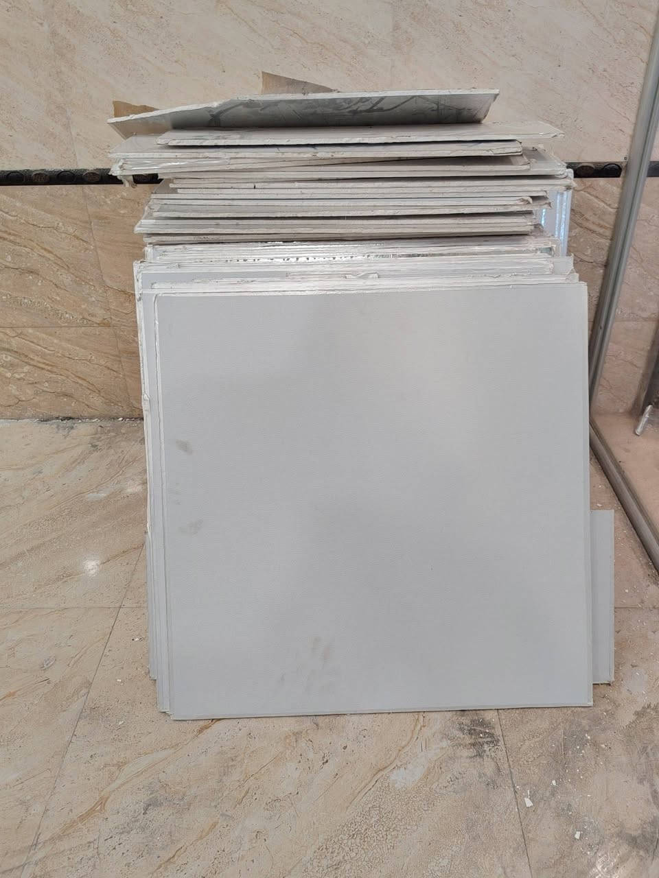 السلام عليكم
سقف ثانوي بحاله جيده 
لون ابيض 
قيم واخذ 
***********

