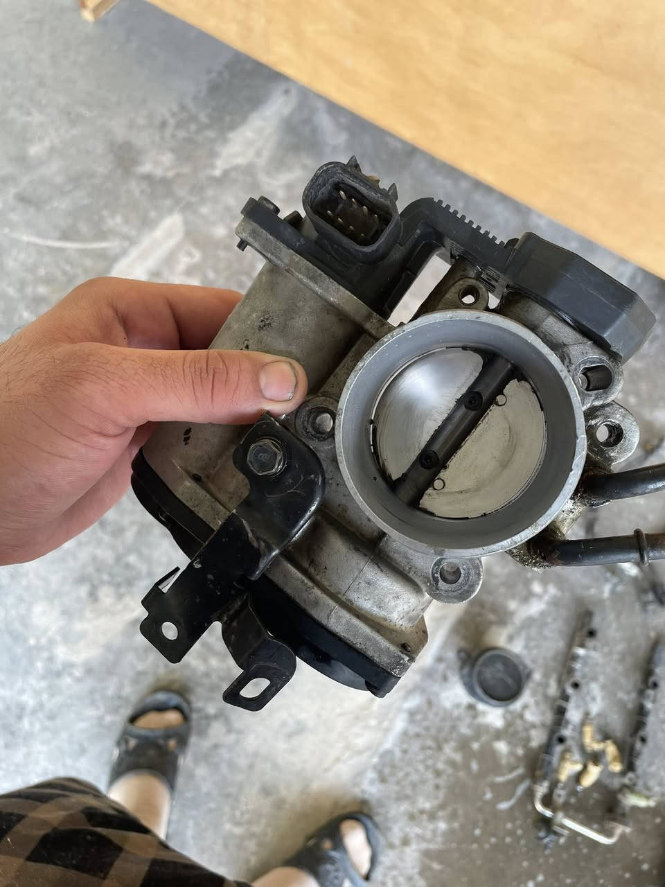 السلام عليكم
جويتر ازيره 2700 شغال شرط الفحص 
مسطره بخاخات كامله جديده ستوني فاتحه من مكينه حاويه 
ايرفلو شغال شرط الفحص 
حساسات vvt  جدد شرط الفحص 
حساس طرق عدد 2 شغال شرط الفحص 
رايدهن  ب200 الف 
***********
مكاني بالنجف
