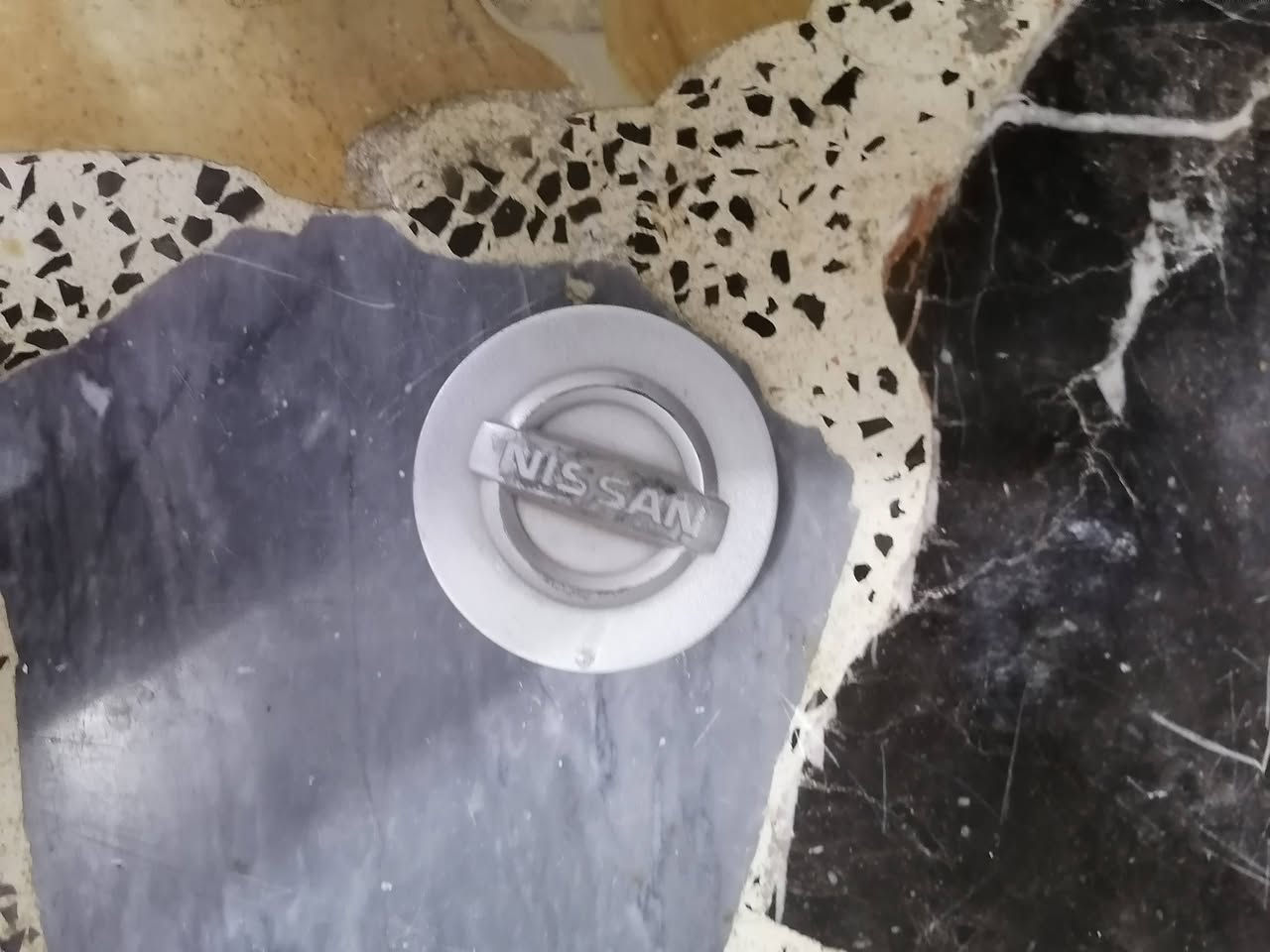 سلام عليكم اخواني الأعزاء غراض نيفاره للبيع كب اصلي وقايش اصلي استخدام قليل وكلوبات لد وعادي اشاره وكلوب لايت زنون اصلي ومفتاح مال عبوه هوه واللقمه مالته  ومثلث مال صوندات التدفئه اصلي تفصيخ *********** مكاني العماره
