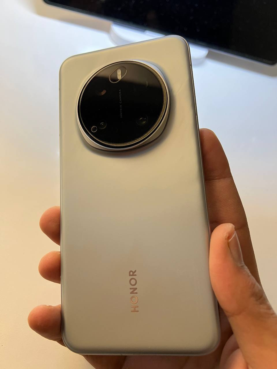 السلام عليكم
ماجيك 7 برو (HONOR Magic 7 Pro)  لون رمادي ذاكرة 512 وعشوائية 12 ومعالج Snapdragon 8 Elite  ببجي 120 فريم وشاشة OLED LTPO بحجم 6.8 بوصة وسرعة 120 هرتز  كاميرا خلفية ثلاثية رئيسية بدقة 50+200+50 ميجابكسل، وبطارية ضخمة بسعة 5850 مللي أمبير تدعم شحناً سريعاً 100 واط، ونظام أندرويد 15 ويجي بية (بصمة ثري دي وفيس آيدي ) 
 
الموبايل كلش نظيف ومكفول وملحقاتة كاملة 
مكاني كربلاء رايدة ب950 وبيه مجال 
***********
***********
