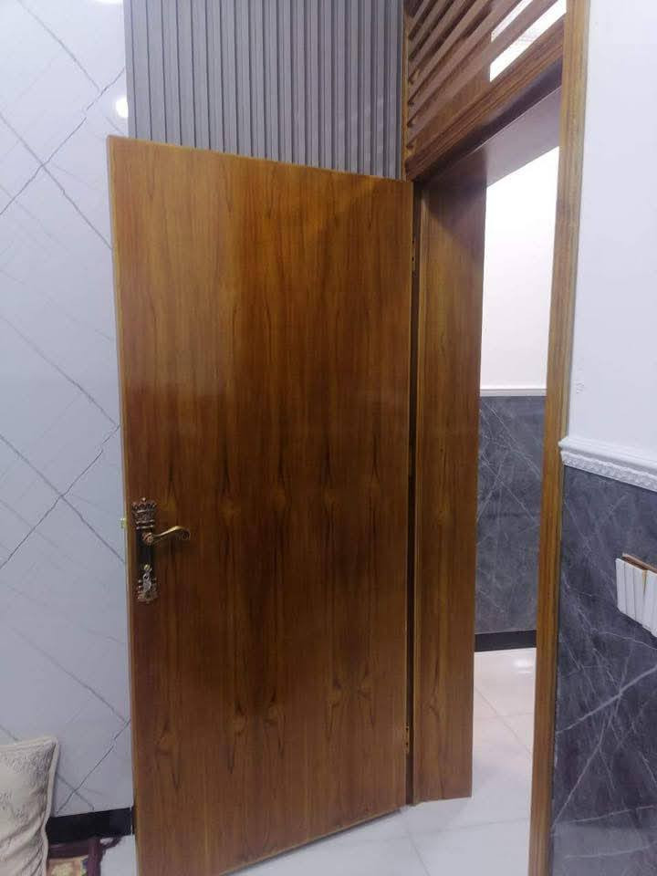 دار طابقين ونص
يتكون من صالة ومطبخ حار وبارد 
 وستقبال وممر مجمع صحيات ومنور وحوش  في الطابق الاول
 والثاني.. غرفتين نوم ومجمع صحيات 
والثالث..  بيتونه كبيره مجمع غساله مع مخزن 
يباع مع الاثاث سبلت +مكيف + تبريد مركزي  دكتات للبيت كله +مبردة حجم كبير 99 درجة شاشه تحكم  + كاونتر شغل درجة اولى 
غرفة اخشاب تركية + خزانات ماء عدد 2 + سخان 200 لتر + ماطور ماء 3 ارباع + خزان نفط دفن بالحايط + مراوح عدد 5 + ستائر سلايت عدد 4 + تاسيس كامرات دفن مع واير نت 
يعني تستلم بيت كامل مكمل بس تكعد بيه 
 الموقع بين الشارع العام والمسعوديه جاي من الكماليات  خدمات كاملة ماء كهرباء تبليط مجاري قريب على المدارس قريب ع المستشفى قريب ع الكراج قريب ع السوق
 المساحه 70 متر تصميم هندسي
للاستفسار *********** 
السعر ٧٥ وبي مجال بسيط
