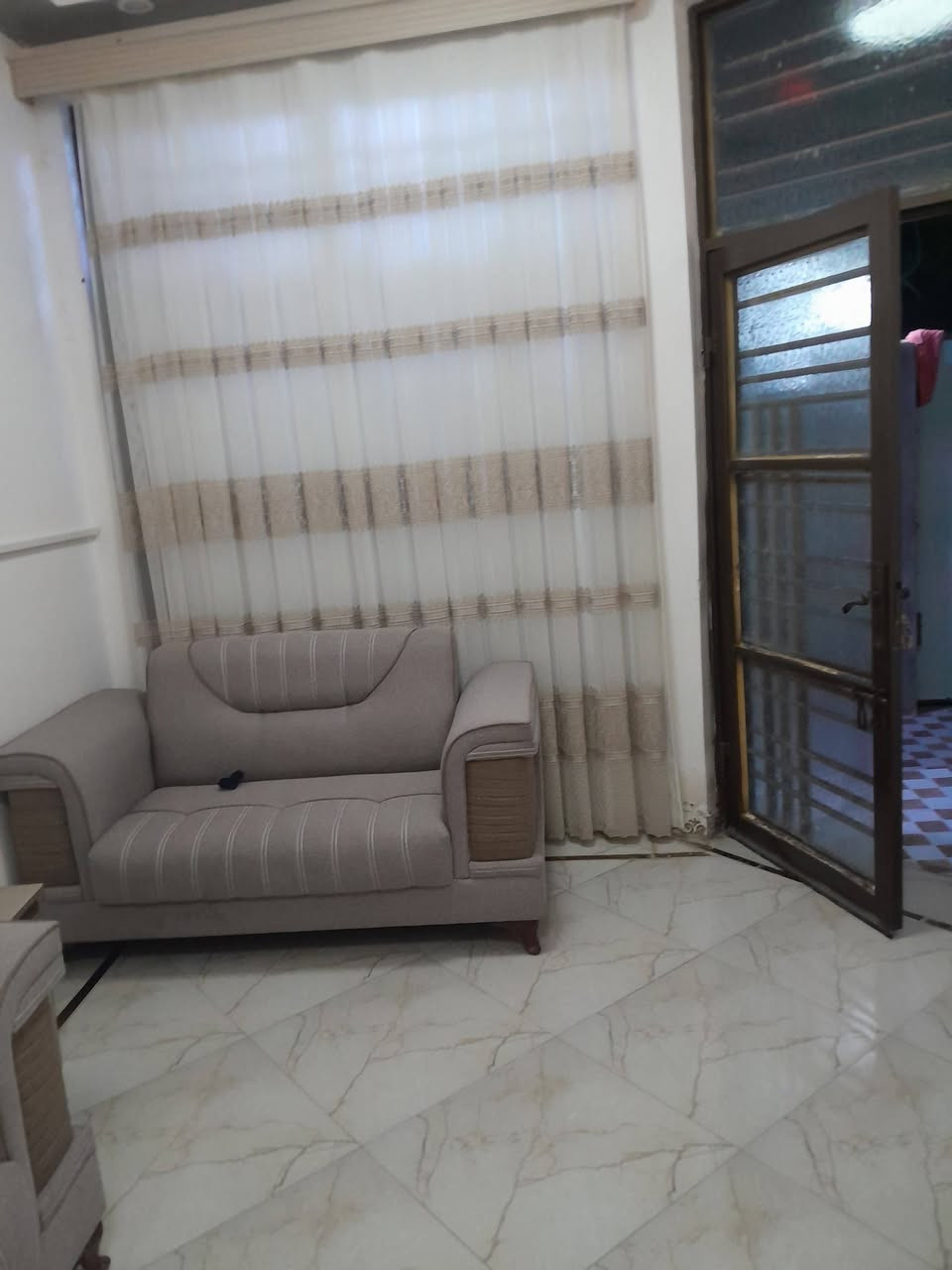 السلام عليكم هذا البيت المساحه ١٠٨ متر بداموك طابقين  اطابق الاول صاله ومطبخ وهول وغرقه نوم  بناء حديث الشارع ١٠ متر قريب على الشارع اطشاش السايدين  الرقم ***********
