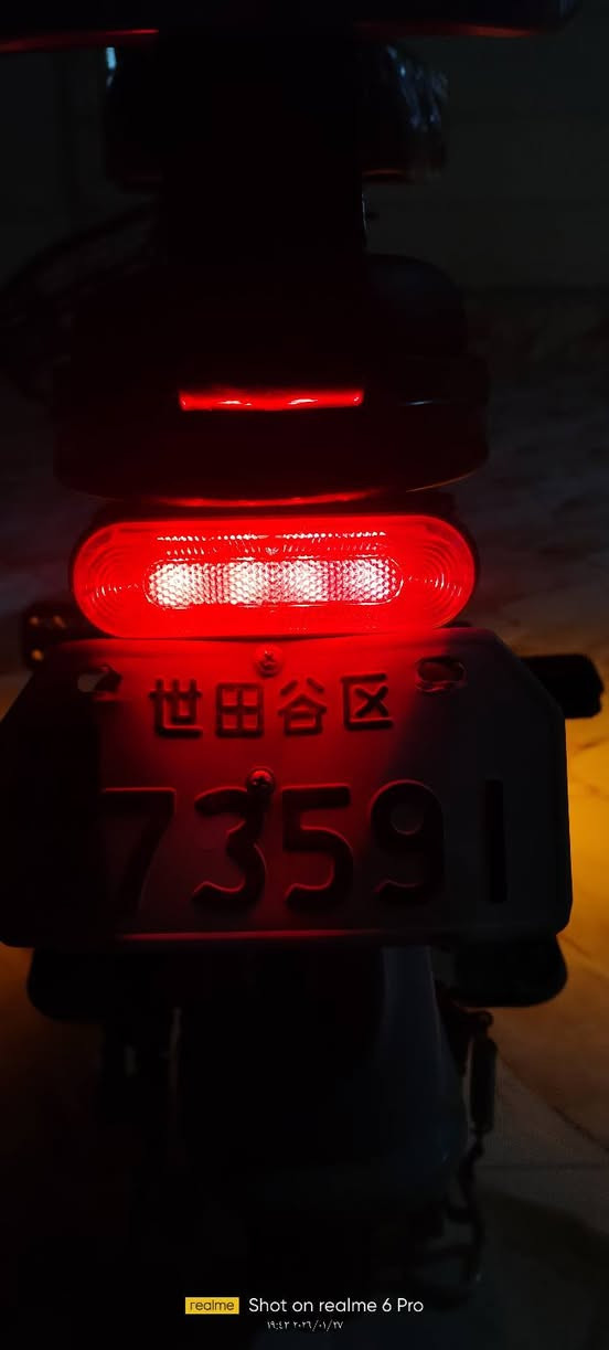 السلام عليكم 

دراجة شحن للبيع حجم 14 نظيفة ما مستخدمة حيل  كهربائيات كلها شغالة مكفولة ما بيها اي عيب .
مواصفات 
مثبت سرعة 
اربع نمر4️⃣ 
لايت زنون قوي 💡
اشارات ➡️يمين يسار⬅️ 
هورن 
بريكات امامي⬆️ خلفي⬇️ 
قويات دسك 
مرايات ➡️يمنا ويسرة⬅️ 
كشنات وسيباية مغلفات 
حاملة هاتف + USB
بايدرات جكات صغير وكبير خلفي مع تايرات
 سلة كبيرة 🗑️
فسفورات امامية وخلفية 
شاشة الكترونية تعرض الأعطال والمسافة 
تايرات جوبلس حجم 14 امامي خلفي نظيفات ما مستخدمات حيل
 ليدات اماميات ونشرات ➡️جانبيات⬅️ اربع بطاريات🔋 حجم وسط 
دراجة اقتصادية بالشحن 
شاحنة تفصل من يكمل شحن
سرعة  80   40  حقيقي 
مفتاحين لقفل التاير🔑 + مفتاحين🔑 للتشغيل + مفتاحين🔑 لفتح مكان البطاريات🔋 +بصمتين🫆  
تقنية بلوتوث📞 وصوت عالي 
جاملغات امامي خلفي فافون 
يدات نيكل احمر بلاديات🔴 
شحن يدوم يومين للأستخدام العادي ويوم للأستخدام المكثف 
لون اسمنتي على سماوي 🩵
دبلات خلفيات واماميات

السعر💵 300 وبي مجال مكان كركوك الحويجة الله يشهد سعره بالسوق هيج .للاستفسار الاتصال على *********** الله يشهد الدراجة انظف من الصور
