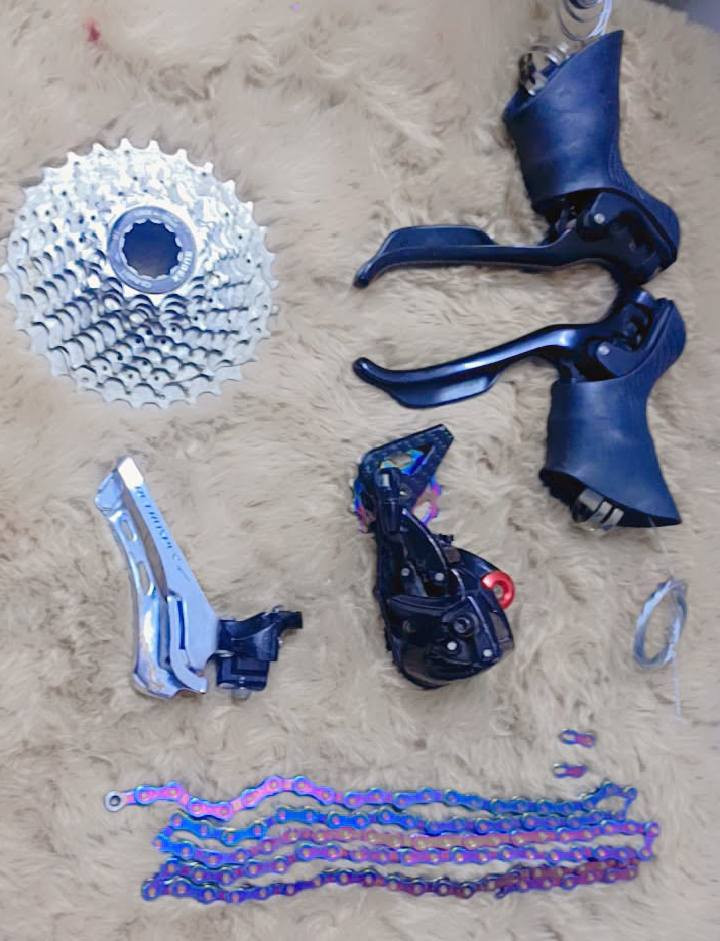 السلام عليكم شلون كباتن 🌄
متوفر سيت رود ماركة Retrospec  😍😊
سيت ١١ سبيد  يتكون من 
عكرب ١١ سبيد 
نقال 
مكينة ١١ سبيد 
زنجيل ملون مميز مع قفل ١١ سبيد 
بدالات كله نظيف وشغال ١١سبيد

سعر 140 الف وبي مجال شراي يدلل

بغداد القاهرة قرب حلويات عدنان//***********
