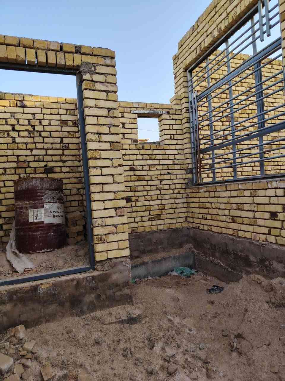 الهيكل للبيع ٢٠٠ متر أساس صب والبناء طابوق والحداديه درجه اولى للأستفسار ***********
