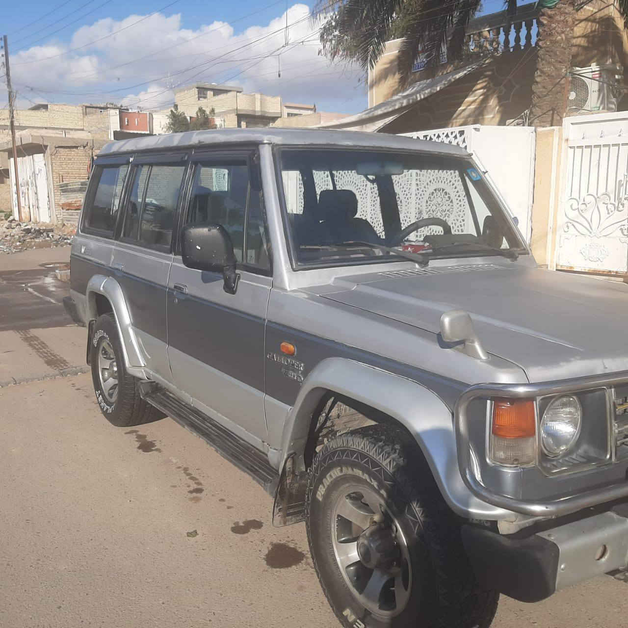 للبيع كالوبر طويلة موديل 1993 محرك بلادي ممتاز كير عادي جيد لوكير شغال يعني الدفع الرباعي شغال تخم تاير اجنبي جدد حدادية توب كهربائيات زائد دوشمة جيدة الون سلفر موزر السياره رقم انكليزي نجف  سنوية باسمي سعرها 50 ورقة وبيهة مجال أو مراوس حسب القناعة  وهذا رقمي *********** مكاني بالحسينيه
