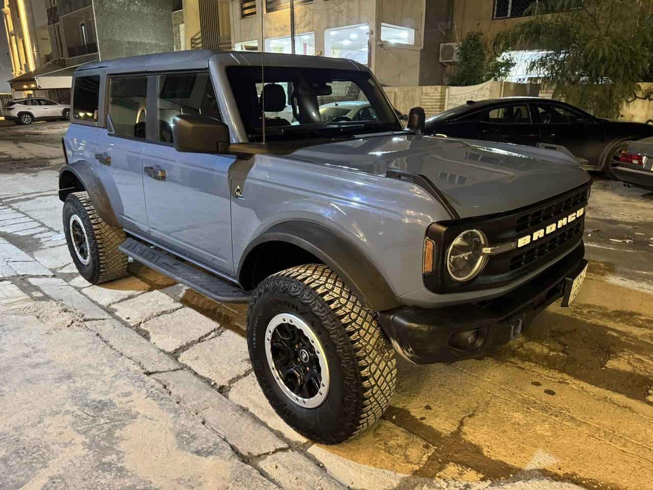 السلام عليكم فورد برونكو اللون بلو جاينيز  محرك v6-2.7 السيارة 5 دكمة فول مواصفات تدفئة كشنات جلد رادارات امامي وجانبي ماشية 40 mi 
 موديل 2023 مكان السياره بغداد 
السيارةكلش جديدة ويدون اي نقص وبدون شخوط 
حادث جانبي جاملغ خلفي وبابين بجم كبس
 السعر 33800 الف دولار وبيها مجال
 رقم الهاتف ***********
تواصل ويايه وادزلك كلشي ومتوفر سونار حديث
