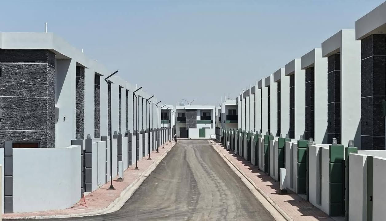 🏠 بيع سريع 
📍 دار للبيع في مجمع الفاروق السكني 2- جامعة الانبار 
      علما ان الدار باقي على الاستلام شهر
✨ المساحة 200م  
   تفاصيل المنزل :-
🔸مطبخ 
🔸صالة وإستقبال 
🔸4غرف نوم واحدة  منها سويت 
🔸4 حمام 
🔸حديقة  مع كراج 
⭕️ السعر( 165000000 ) مائة وخمسة  وستون مليون قابل للتفاوض  للتفاوض...
للإستفسار أكثر إرسال رسالة على الواتساب او الاتصال على :-
***********
***********
