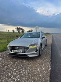 للبيع او مراوس  سوناتة 23 هايبرد  بيه بس جاملغ باقي سيارة مكفولة  مكان...