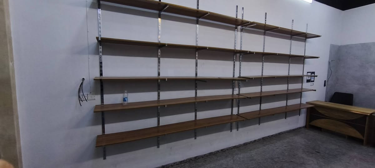 رفوف وميز وكراسي مال مكتبة للبيع 
العنوان بغداد حي القاهرة
***********
السعر 500 الف
