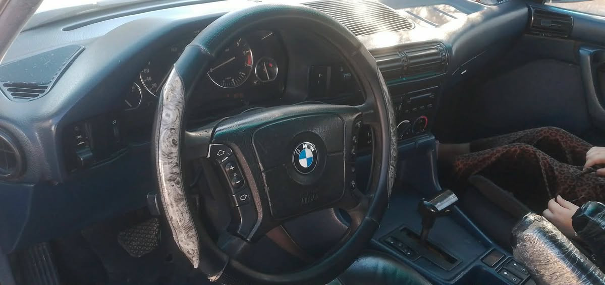 ***********سلاو له هاوريني گول BMW ١٩٩٣ سلفه ر ٥٢٥ ئؤتؤماتيك سلايد  ٤ تايه و ويل لؤكي له ژيره ئارمي  پلستيك   به شه رت موس و براوه به شه رت هه موو گياني به شه رت كوشن جلد  و هيته ر و كاره باي ته بريد سارد مه ركه زي به شه رت
