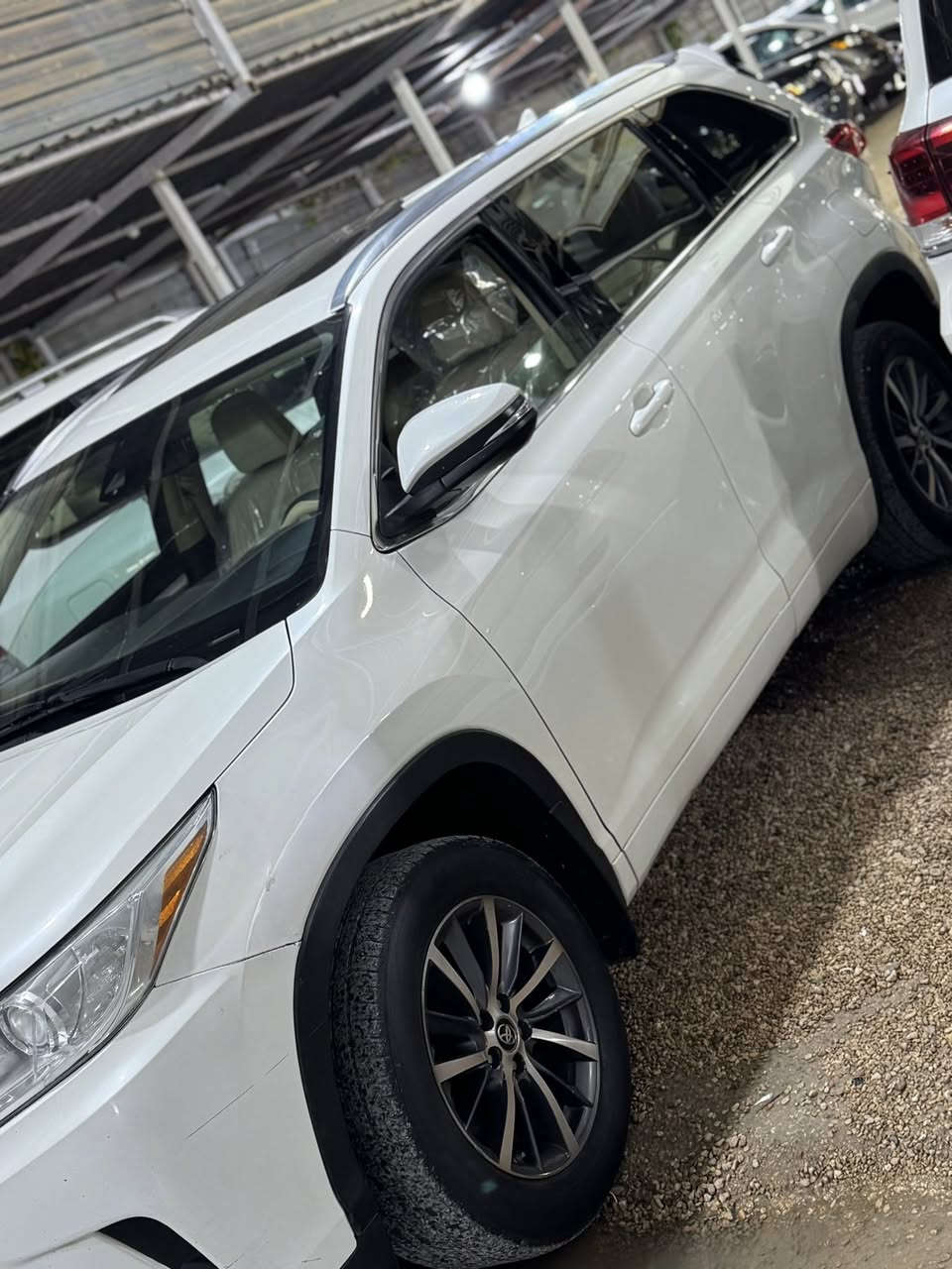 هايلاندر 2018 وارد امريكي 
XLE 
فول مواصفات 1/1 
حادث جدا بسيط جاملغ امامي سرقه فقط 
بدون دواخل بدون ارباك 
فتحه 
جلد 
بصمه 
كراسي كهرباء 
تدفئه تبريد مقاعد 
برردات ابواب 
صندوق كهرباء 
6 سلندر 
7 راكب 
داخل بيجي المرغوب 
مكلف بنشر اخوان
السعر 260 ورقه
 رقم صاحب السياره 
‭0781 704 4446‬
مكان سياره الرمادي يرهم مراوس
