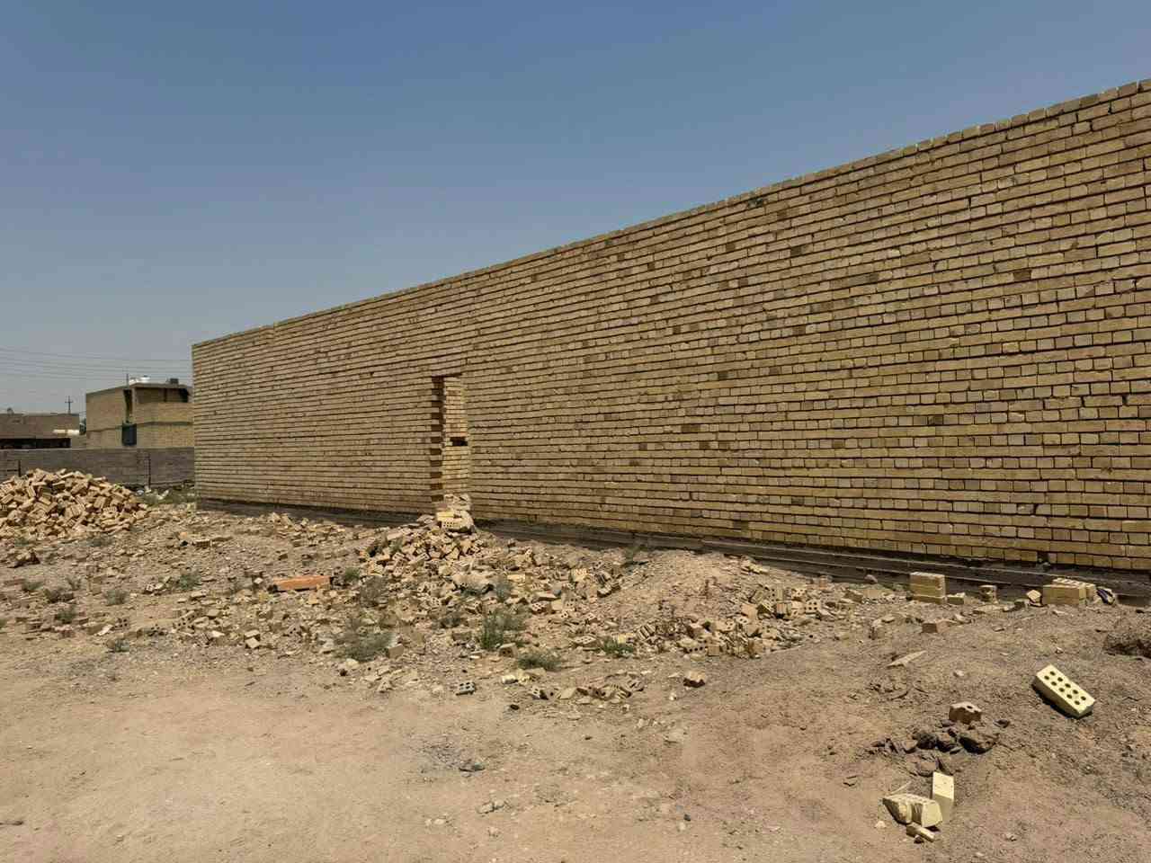 على بركة الله 
هيكل للبيع مساحه ١٠٠ متر  لوجه ٥ ونزال ٢٠  كاع ابو رشاد متوفر جميع الخدمات   للستفسار الأتصال على رقم***********
