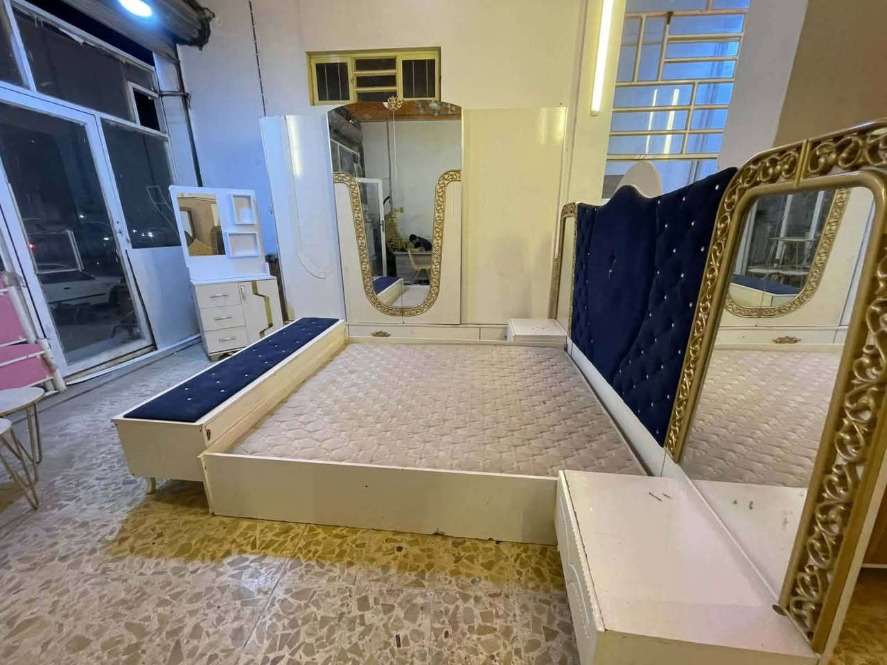 غرفه نوم تركي ضخمه 7 قطع 
325 الف نجف @إشارة


**إذا كنت صاحب هذا الإعلان وتريد حذفه لأي سبب، رجاءا أرسل رسالة إلى الدعم الفني**