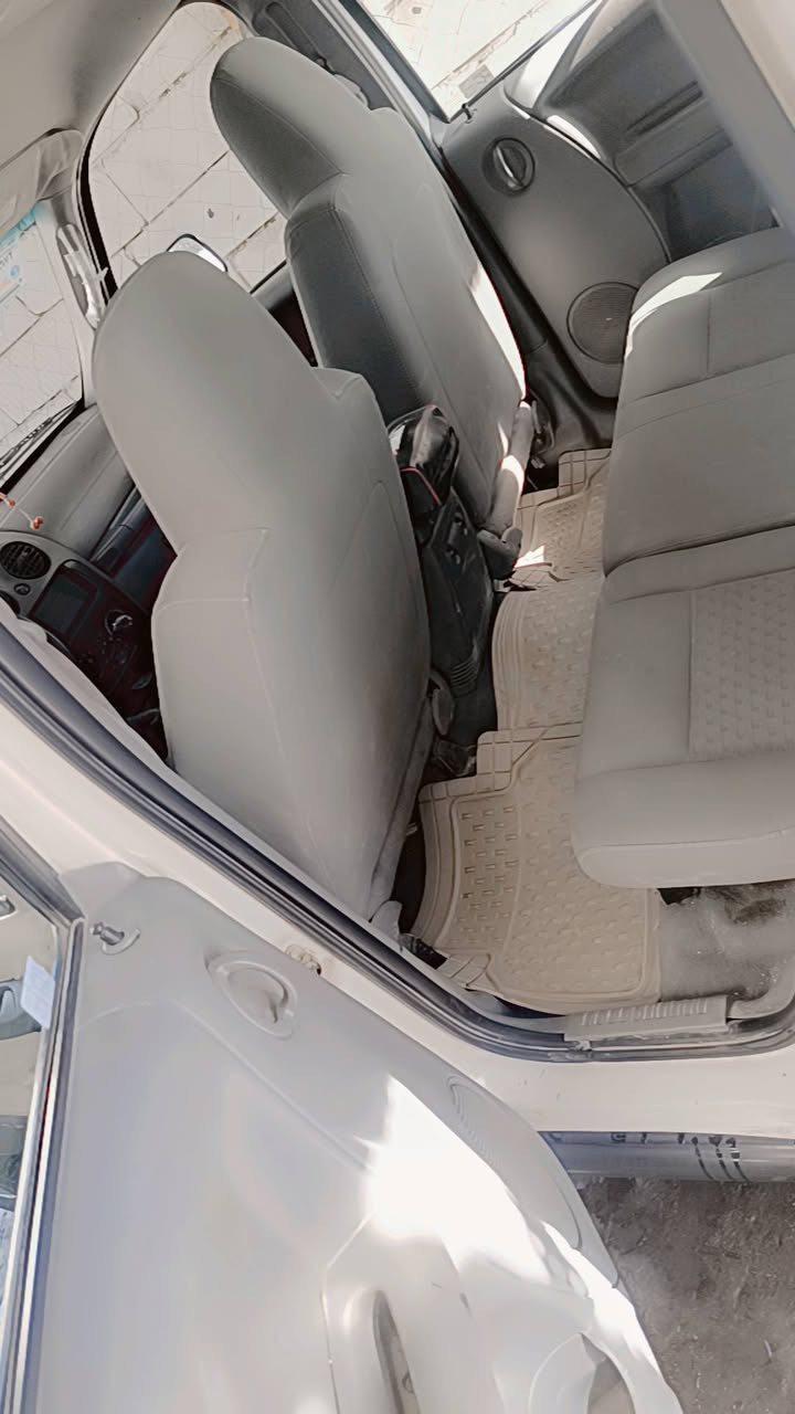 السلام عليكم رمضان كريم 
اخوان عندي جيب لبرتي 2007
مكينه 3.700
كير عادي 
تبريد ثلج 
السعر 77وبيها شويه مجال 
وباقي المور  اتصل 
وتساب ***********
