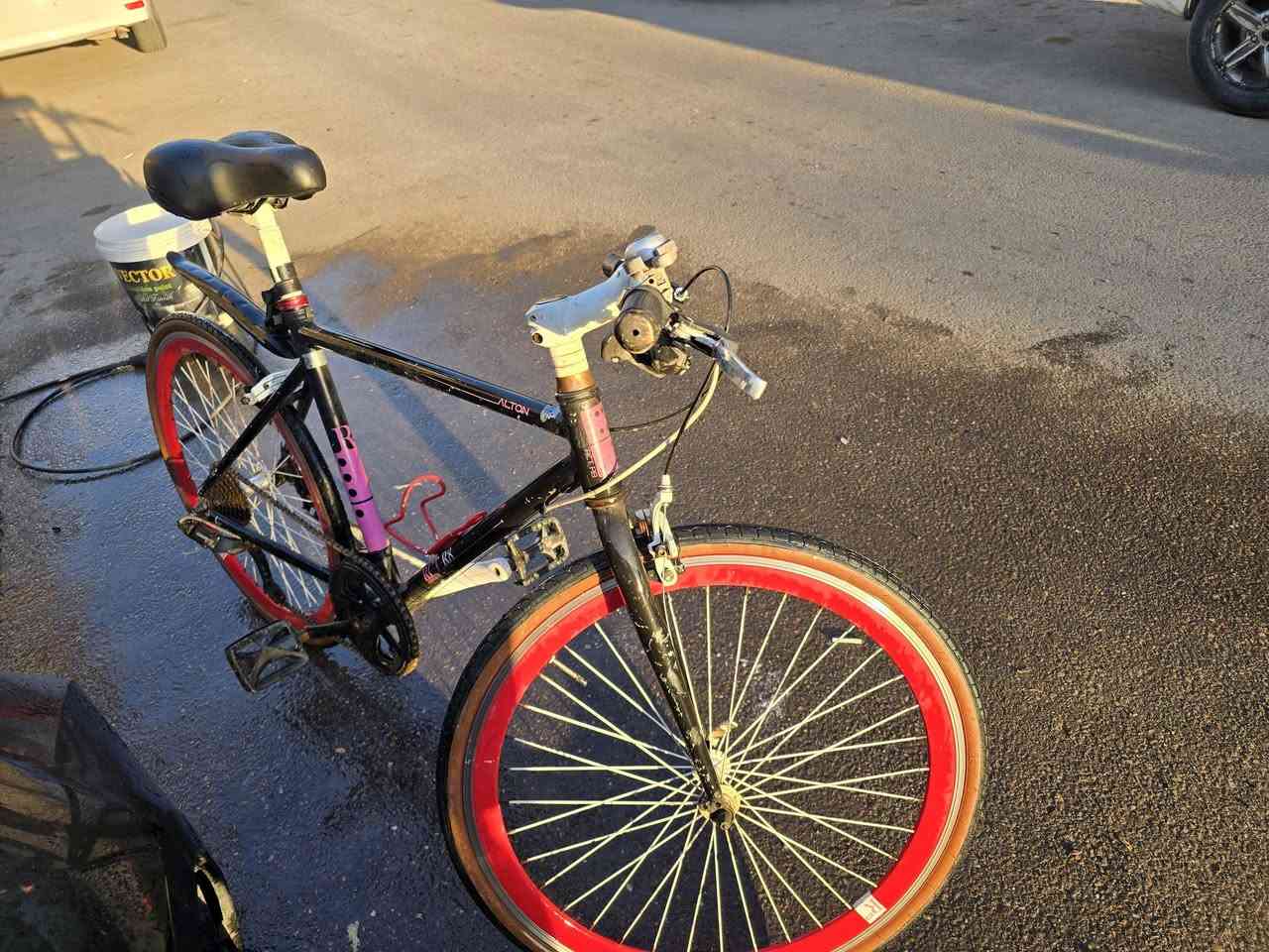 السلام عليكم عندي بايسكل 700 للبيع عارضه 75 وبي مجال للإستفسار اتصل بالرقم واني ***********
