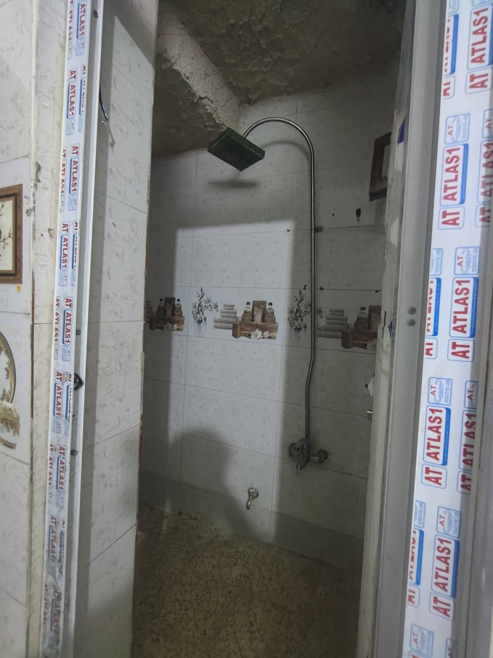 مشتمل للايجار يحتوي على استقبال ومطبخ وخدمات جوه وفوق غرفه و طابق ثالث ايضاً غرفه 
المساحه/40 متر
الموقع/الشعب قرب شارع الفراطسه بلفرع الصغير
السعر/350وبي مجال بسيط
للاسفسار/‏‪0777 238 4893‬‏
موقع المكتب/الشعب بشارع اسواق فدك
