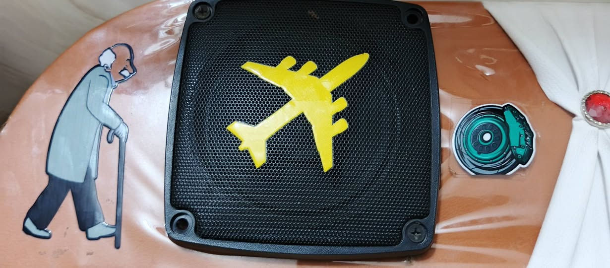 السلام عليكم شاشه للبيع هيه والسماعات شغالات على الفحص الشاشه مواصفات المكان بغداد رقم ***********
