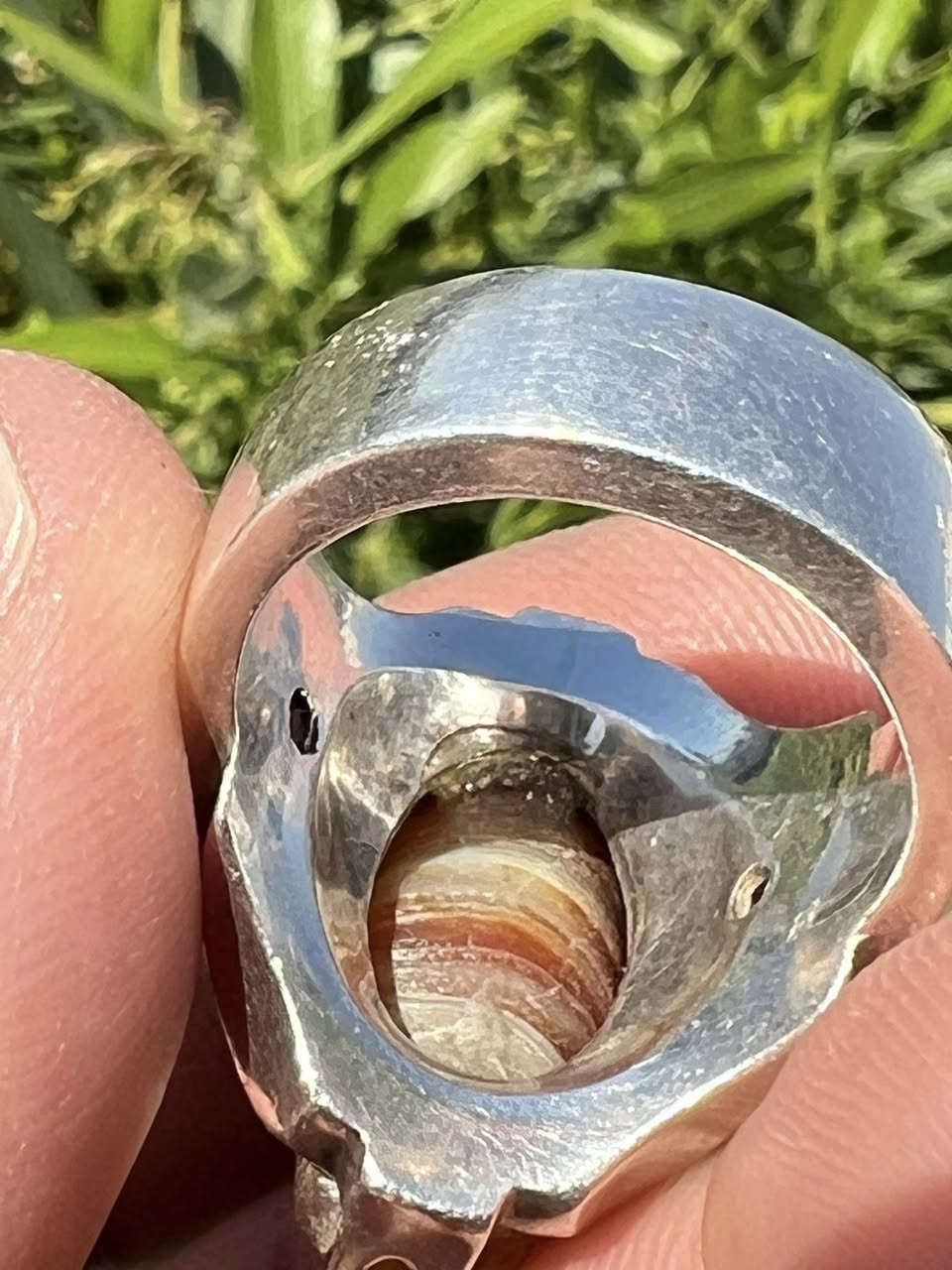 تحفه من الجزع اليماني القديم مرصع بالياقوت الأحمر الأفريقي صياغه تحفه العنوان الكوت للاستفسار الاتصال على ***********
