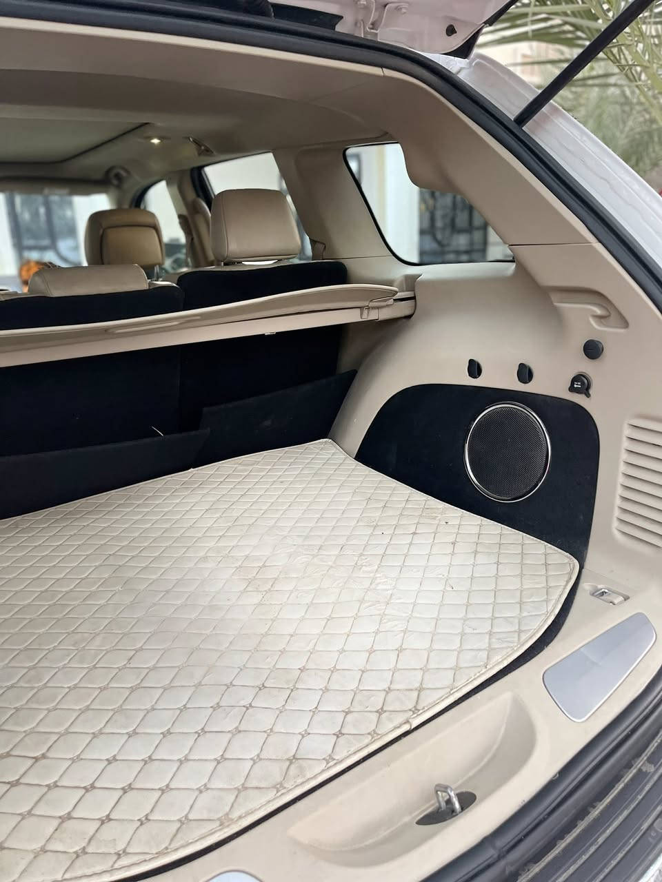 جيب لمتدد 2017 ( خـليـجـي )
فول فول مواصفات 

 فول مواصفات ١/١  لمتدد 
حجم المحرك: 3600
فور ويل 4/4 ماوس 
دبل سلايت بانوراما 

تشغيل عن بعد 
شاشه جبيره 
شفتات ستيرن 
جنطه كهربائي شفط 
دبل كزوز خلفي 
حساسات اماميه + خلفية 
سستم صوت 12 سماعة 
دمامي خلفي بلصندوك
اوتو بارك مساعد اصطفاف
قطعتين تبريد ثلج 
كشن خزن ميموري 3 وضعيات
 مقاعد جلد اصليه  بيجي 
كهرباء (تدفئة
تدفئه بلاستيرن 

مري  شفط 
مري قلاب ويه ال R
يدات ستيل اصل 
الداخل صاج ملكي  
 نظام_خرائط(نظام ملاحة)_Navigatio
 كامرة خلفية دوارة اصلية
 استيرن كهرباء +  تدفئة
 فول تحكم استيرن (جهتين امامي + جهتين خلفي) 
 ناقل حركة ٨ نمر
 نظام سبورت s
 نضام اقتصادي
 مري _جانبي_تدفئة مرايا_جانبية_حساسة_للضباب_تعمل_
تلقائياً + اشارة بالمري 
 لايت عدسة زينون يصعد وينزل ويه الستيرن 
كشافات زنون 
زراكات لايت 
كلوب طوارء بلجنطه 
هوكات اماميه + خلفيه 
كاعيات بلاد شركه جيب

صدر جديد  باتري جديد تخم تاير جديد 
السياره جديده بمعنئ الكلمه ولا كلوب مشتغل بلدشبول 
رقم  سليمانيه بسمي شخصيآ الدولي   الجديد تحويل مباشر
ملاحضه / السونار موجود بالصوره مراوس حسب القناعه
للاستفسار / ***********
