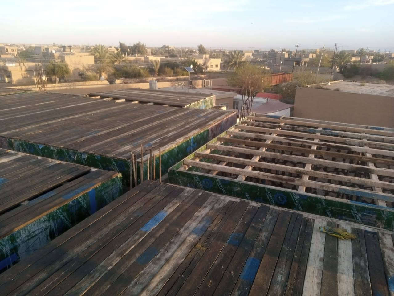 ﴿فِي بُيُوتٍ أَذِنَ اللَّهُ أَن تُرْفَعَ وَيُذْكَرَ فِيهَا اسْمُهُ﴾
​نداء الغيرة على بيوت الله .. نداء الخير لفاعليه 
​إلى كل من يرجو ظلَّ الله يوم لا ظلَّ إلا ظله، إلى أهل الكرم والشهامة والنفوس الطيبة..
​مسجد (خالد بن الوليد) يناديكم  في منطقة سويحل ناحية الكرابلة ، قضاء القائم محافظة الانبار .
 المسجد الذي ننتظر اكتماله ليكون منارةً للهدى ومأوىً للمصلين، وصل اليوم إلى مرحلة "صب السقف".. وهي المرحلة التي نحتاج فيها إلى وقفة الرجال وتكاتف الأيدي.
​أيها الأحبة..
​كما ترون في الصور المرفقة، الأعمال مستمرة والنجارة جاهزة، ولكننا بحاجة إلى دعمكم لتوفير المواد الأساسية وأجور النجارة والعمال. تخيلوا سقفاً يظلل المصلين من حر  الصيف وبرد الشتاء، كل سجدة تُسجد تحته، وكل آية تُرتل في جنباته، وكل "آمين" يرفعها المصلون.. ستكون في ميزان حسنات من وضع لبنة، أو دفع أجرة عامل، أو ساهم بمبلغ ولو بسيط
​نحن اليوم بحاجة إلى:
✅ تكاليف مواد الصب (الإسمنت والحديد).
✅ أجور العمال والنجارة 
​يا باغي الخير..
الدنيا فانية، والأموال تذهب وتجيء، ولكن "عمارة بيوت الله" هي التجارة الرابحة التي لا تبور. لا تقل مالي قليل، فربّ درهمٍ عند الله بآلاف، والقليل مع القليل يرفع السقف ويتم البناء.
​اجعل لك "أثراً" لا ينقطع..
اجعل لك خبيئةً بينك وبين الله، تنفعك يوم ترحل عن هذه الدنيا ولا يبقى معك إلا عملك وصداقتك الجارية.​"وَمَا تُقَدِّمُوا لِأَنفُسِكُم مِّنْ خَيْرٍ تَجِدُوهُ عِندَ اللَّهِ هُوَ خَيْرًا وَأَعْظَمَ أَجْرًا"
​للتواصل وتقديم الدعم (نقدي أو عيني):
محمد عواد
  ***********  
رباح خلف
‏‪0781 397 3553‬‏
للتبرع عبر ماستر كارد 9069249044
للتبرع عبر زين كاش ***********
​📌 فضلاً وليس أمراً.. شارك المنشور لعل الله يكتب لك الاجر بسببه .
