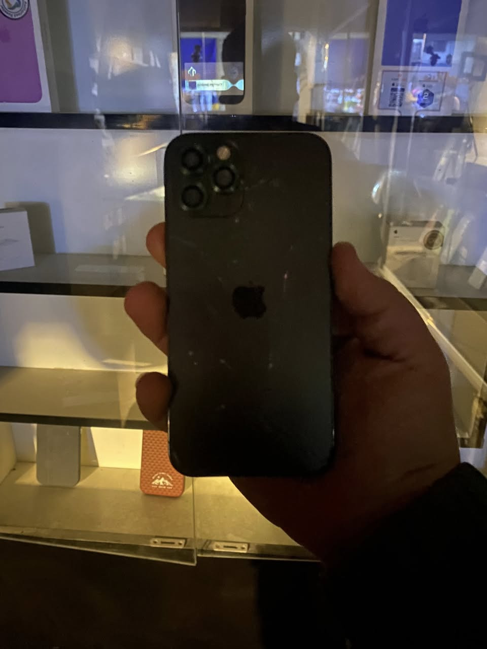 السلام عليكم ايفون 12.برو فقط مكسور ضهر + الشاشه مثل مواضح بل صوره ذاكره 256 مبدل بطاريه  السعر 185 وبي. مجال بصيط متواجد. فقط وتساب /***********
